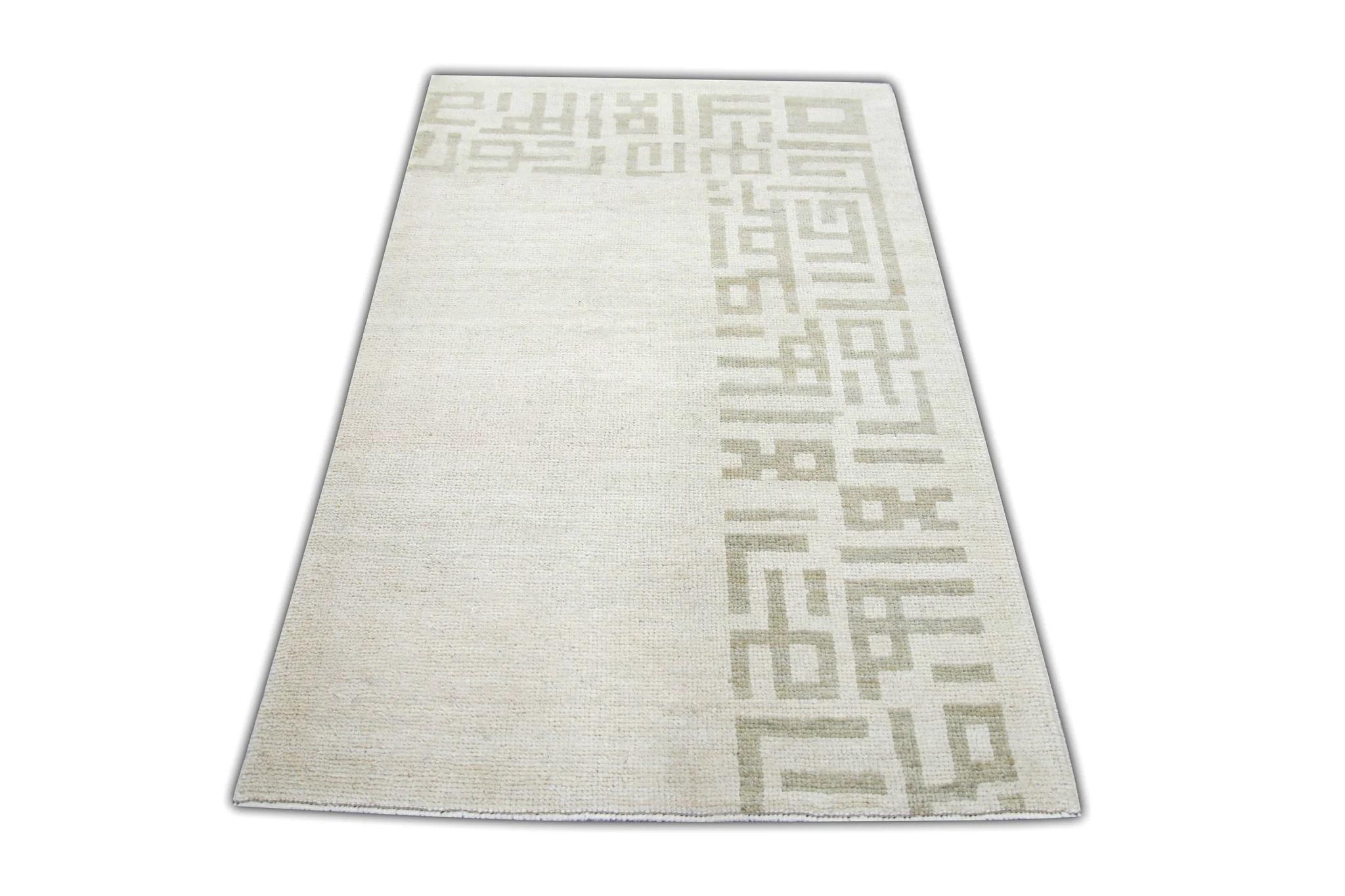 Handgewebter türkischer Oushak-Teppich in Creme und Taupe mit geometrischem Stammesmuster 3'3x5'2 im Zustand „Neu“ im Angebot in Houston, TX