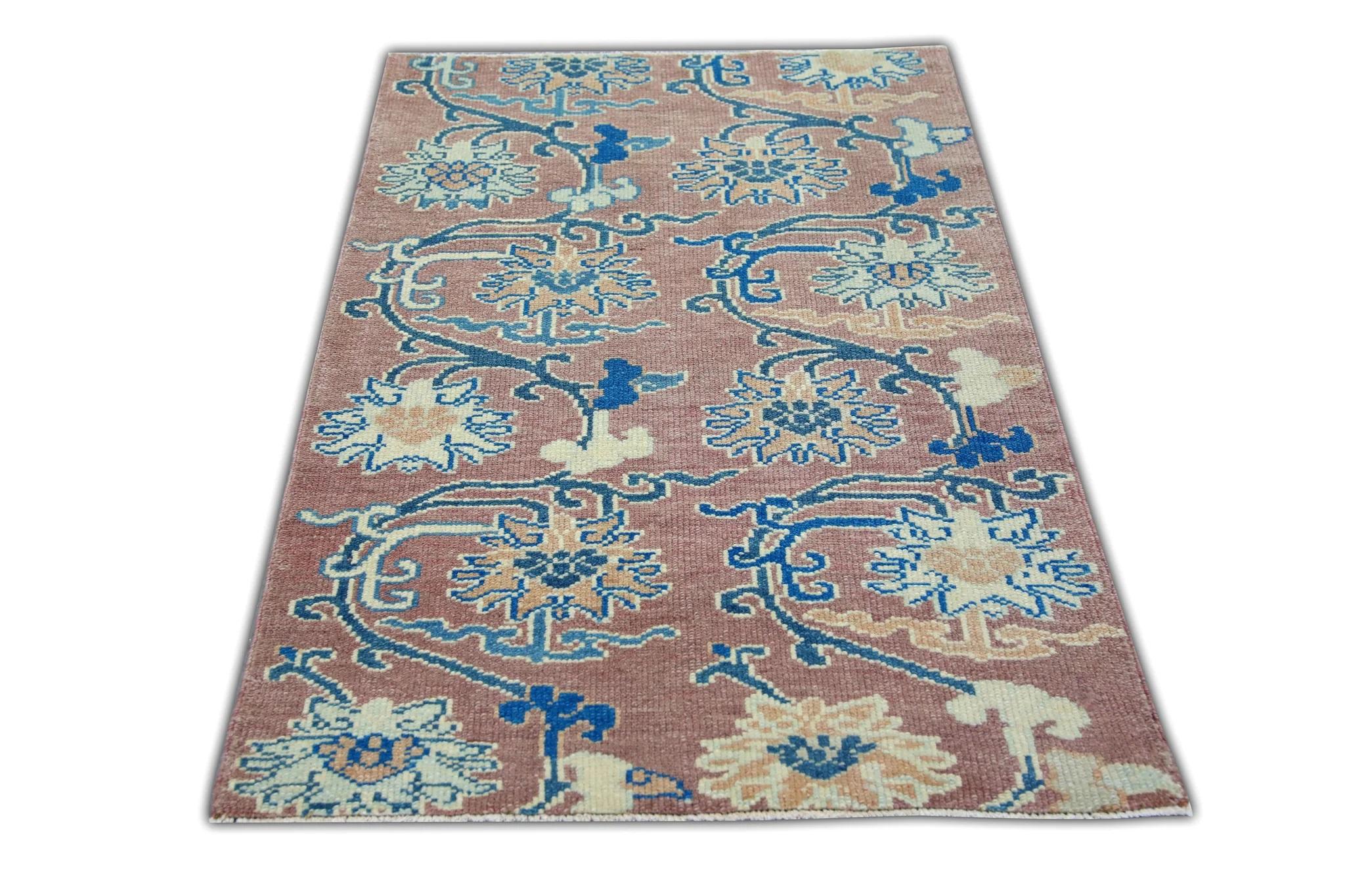 Handgewebter türkischer Oushak-Teppich aus Wolle mit Blumenmuster in Rosa 2'9