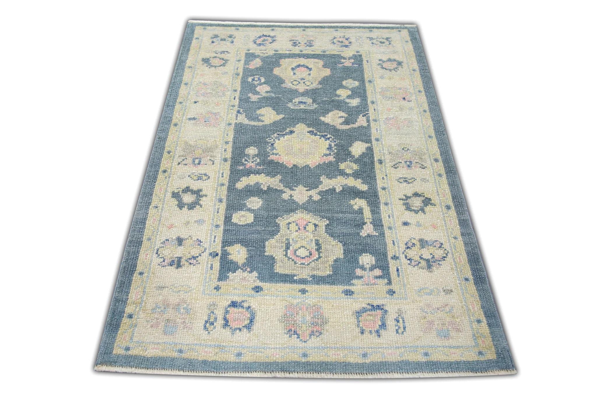 Türkischer Oushak-Teppich aus handgewebter Wolle mit blauem Blumenmuster 3'1