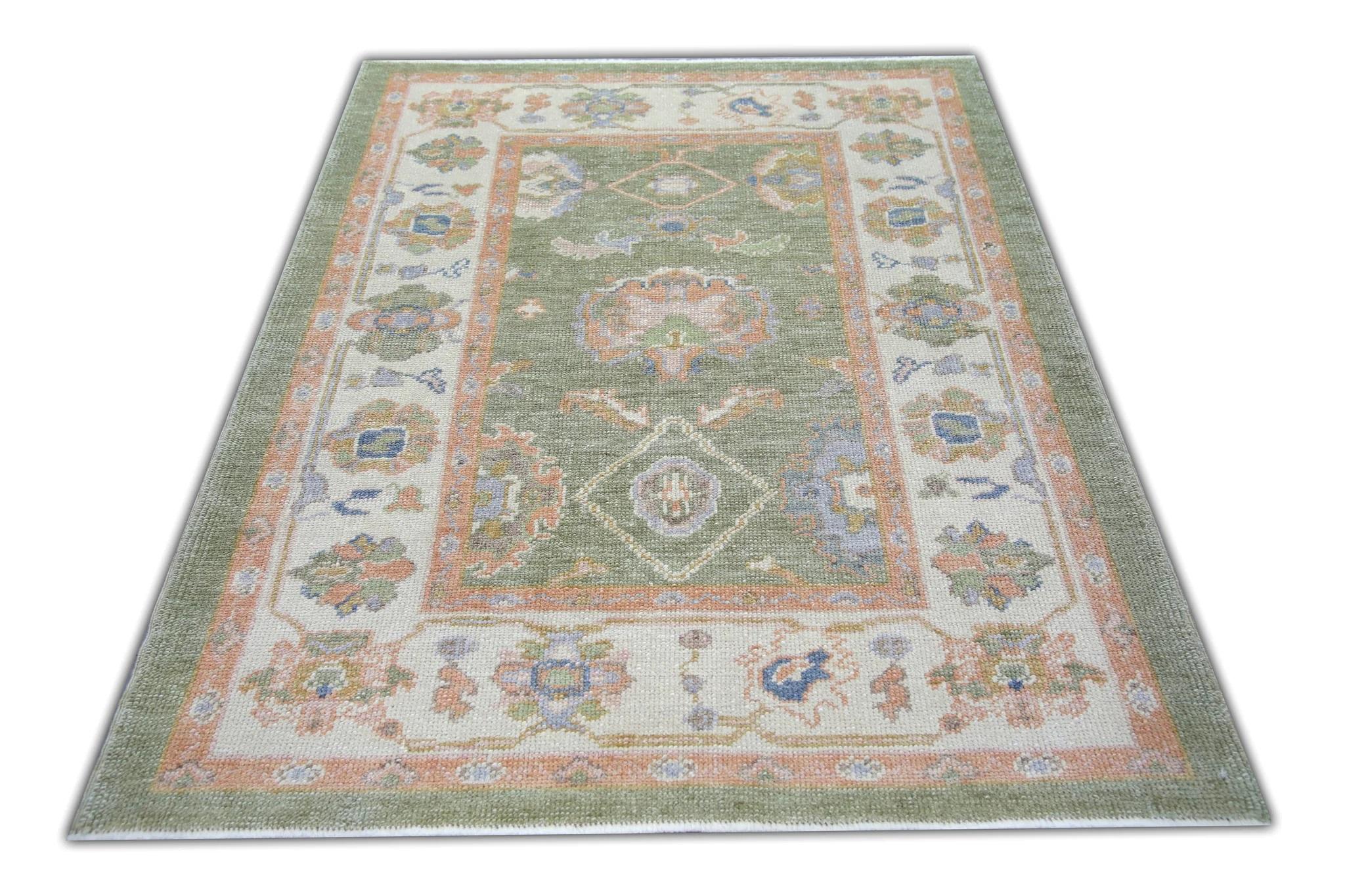 Tapis d'Oushak turc en laine tissé à la main à motifs floraux saumon, 4'3