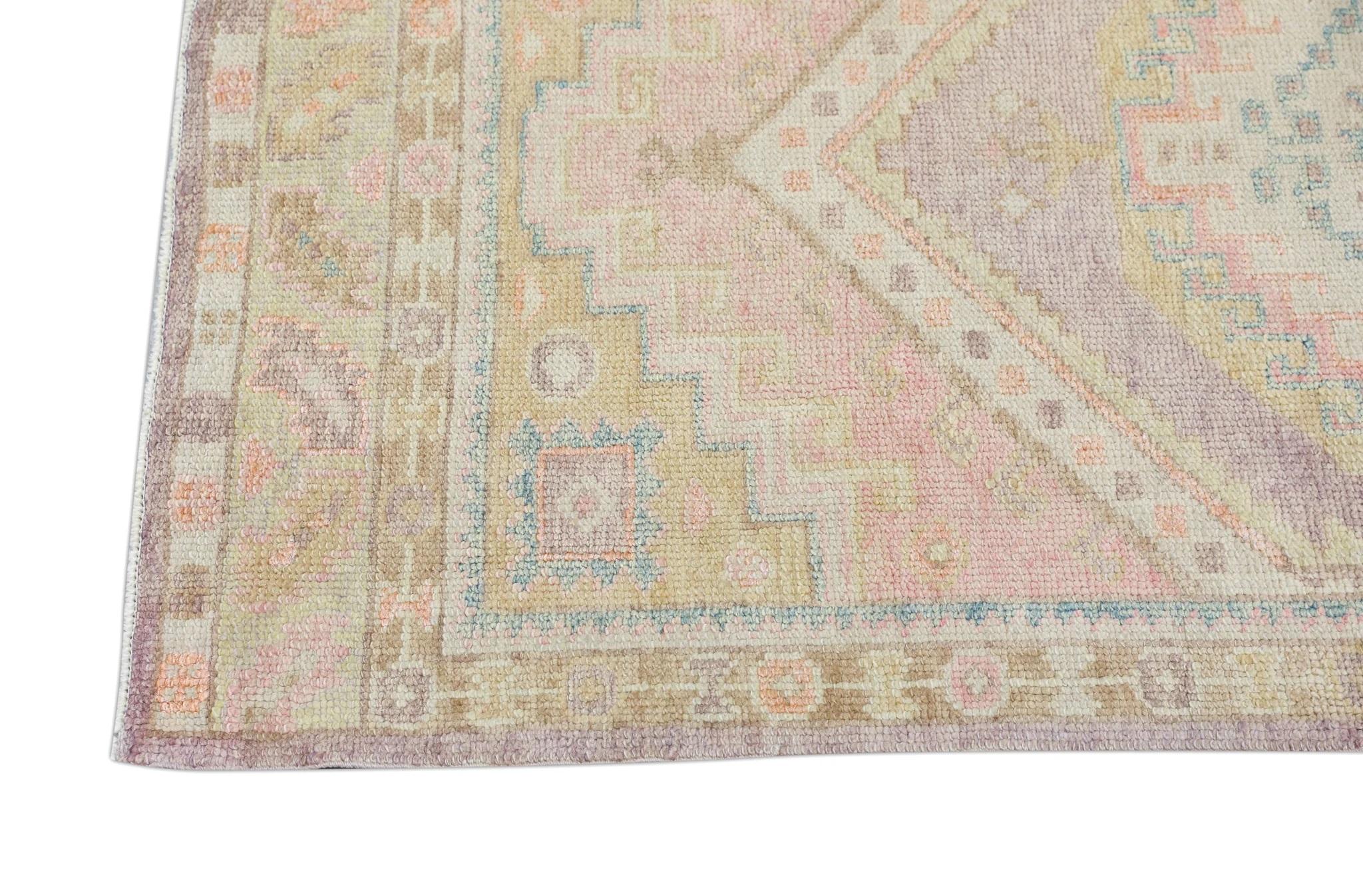 Mehrfarbiger handgewebter türkischer Oushak-Teppich aus Wolle mit Medaillon-Design 3' x 10'5