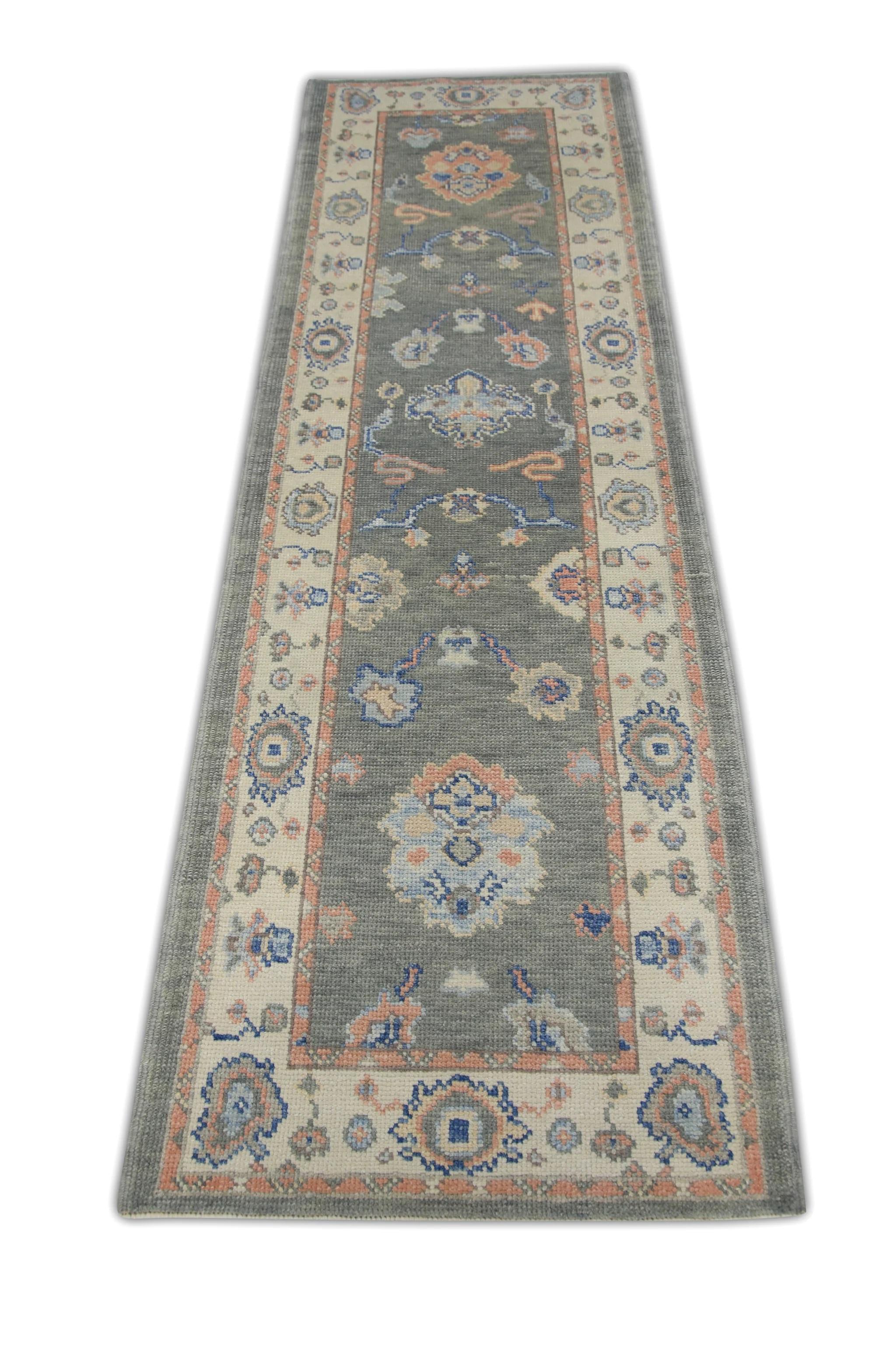 Türkischer Oushak-Teppich aus handgewebter Wolle in Grau mit rosa und blauem Blumenmuster 2'7
