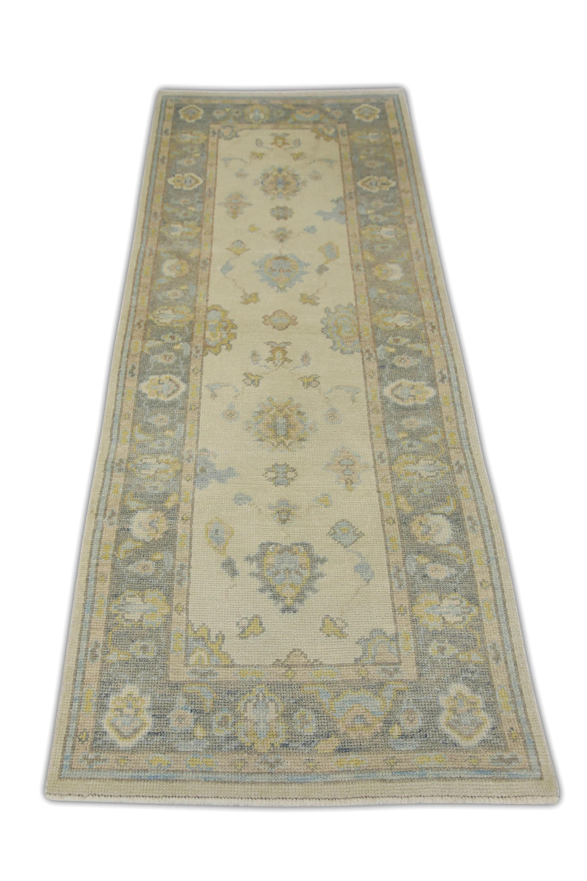 Türkischer Oushak-Teppich in Blau und Gelb aus handgewebter Wolle mit Blumenmuster 3' x 7'10