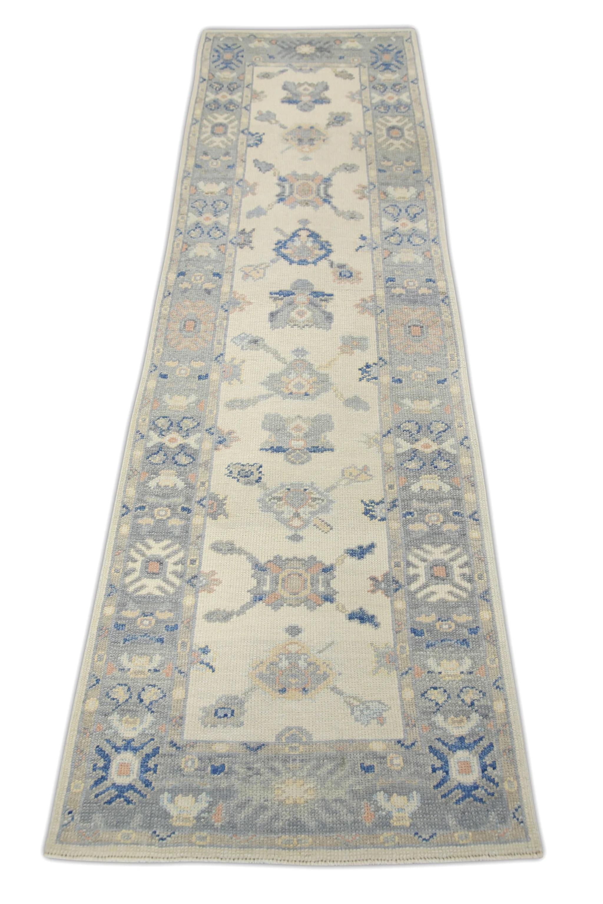 Türkischer Oushak-Teppich aus handgewebter Wolle in Creme mit blauem Blumenmuster 2'6