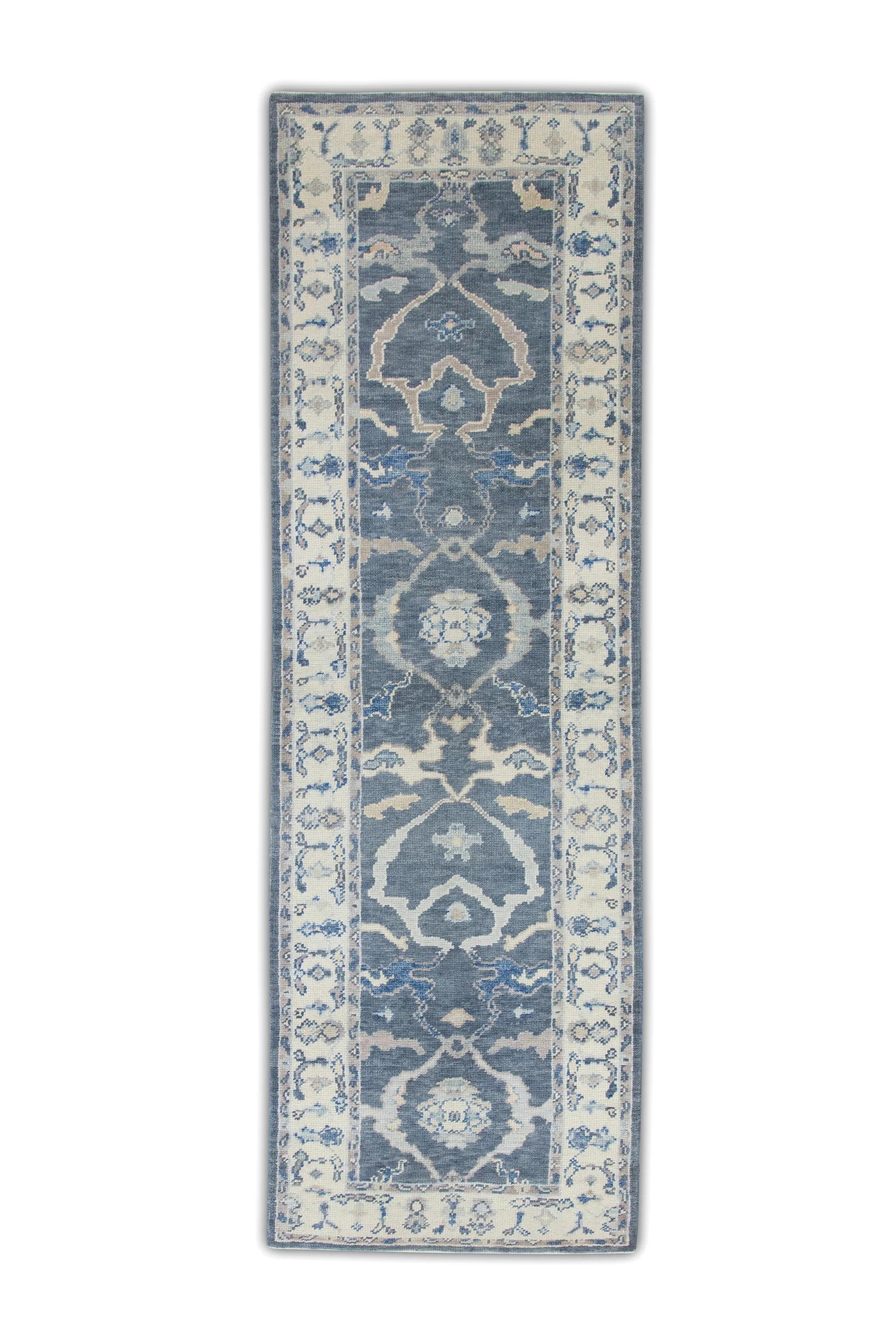 Blauer handgewebter türkischer Oushak-Teppich aus Wolle in rosa geblümtem Design 2'11
