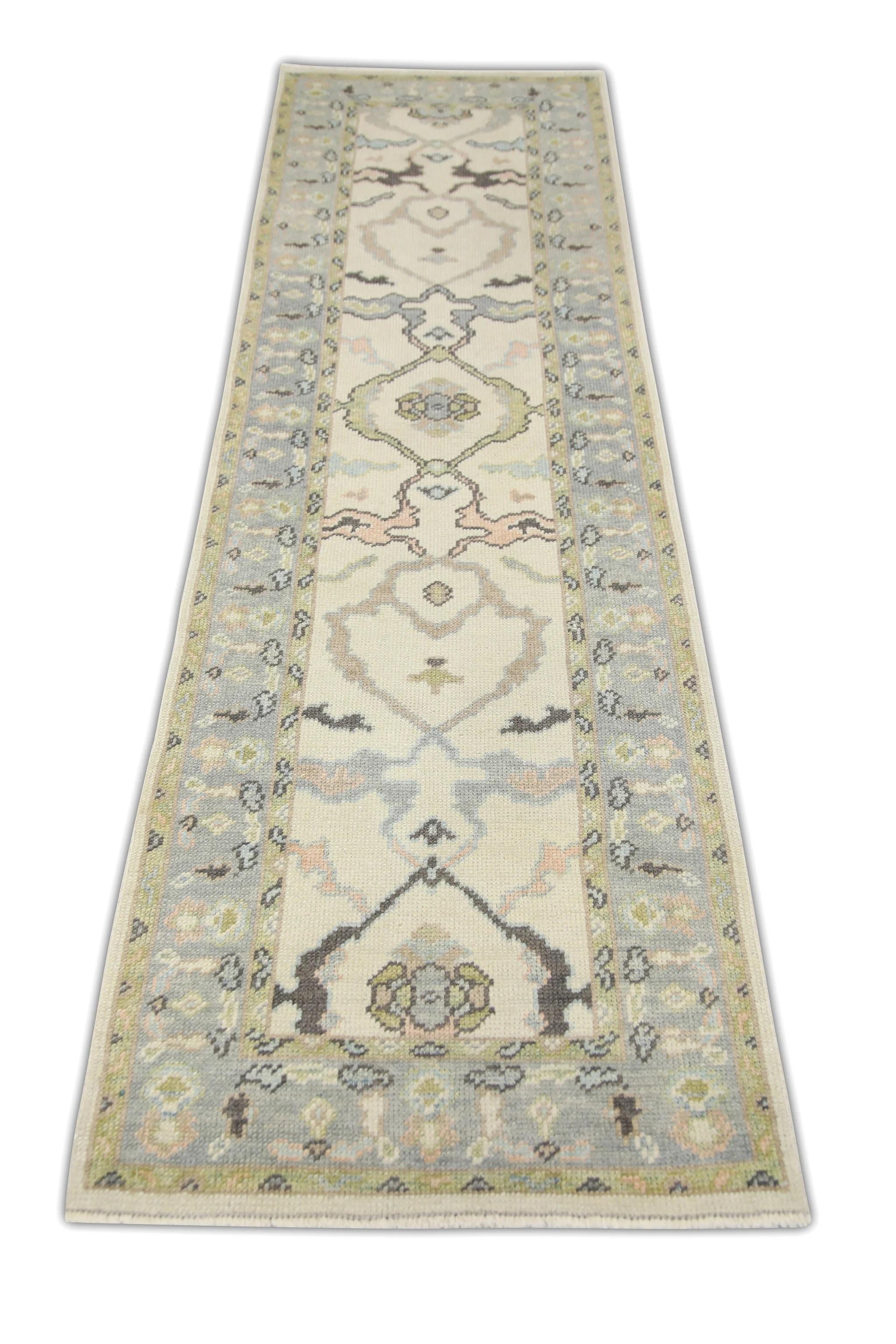 Tapis turc Oushak en laine à motifs floraux tissés à la main en bleu, vert et rose 2'7