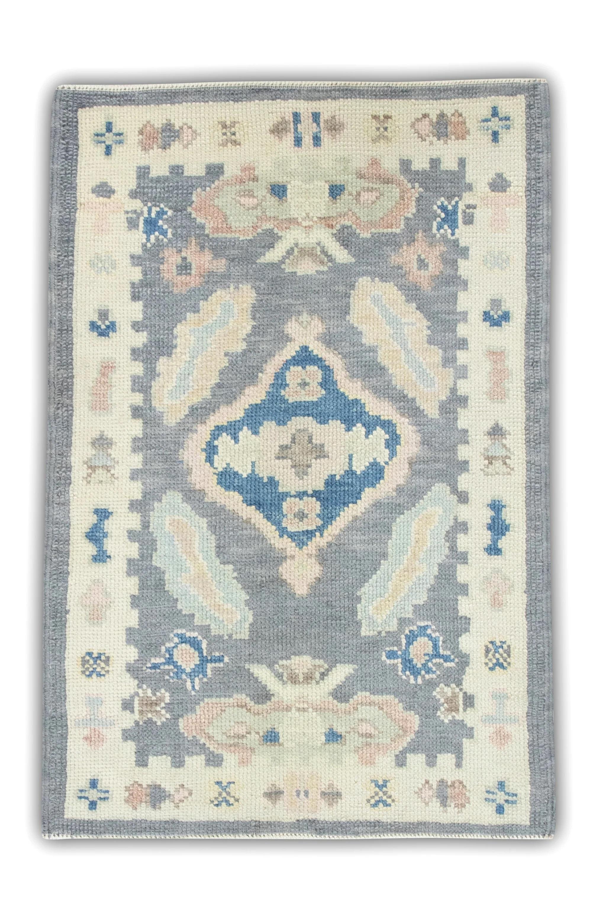 Geometrischer handgewebter türkischer Oushak-Teppich aus Wolle in Grau und Rosa 2'2
