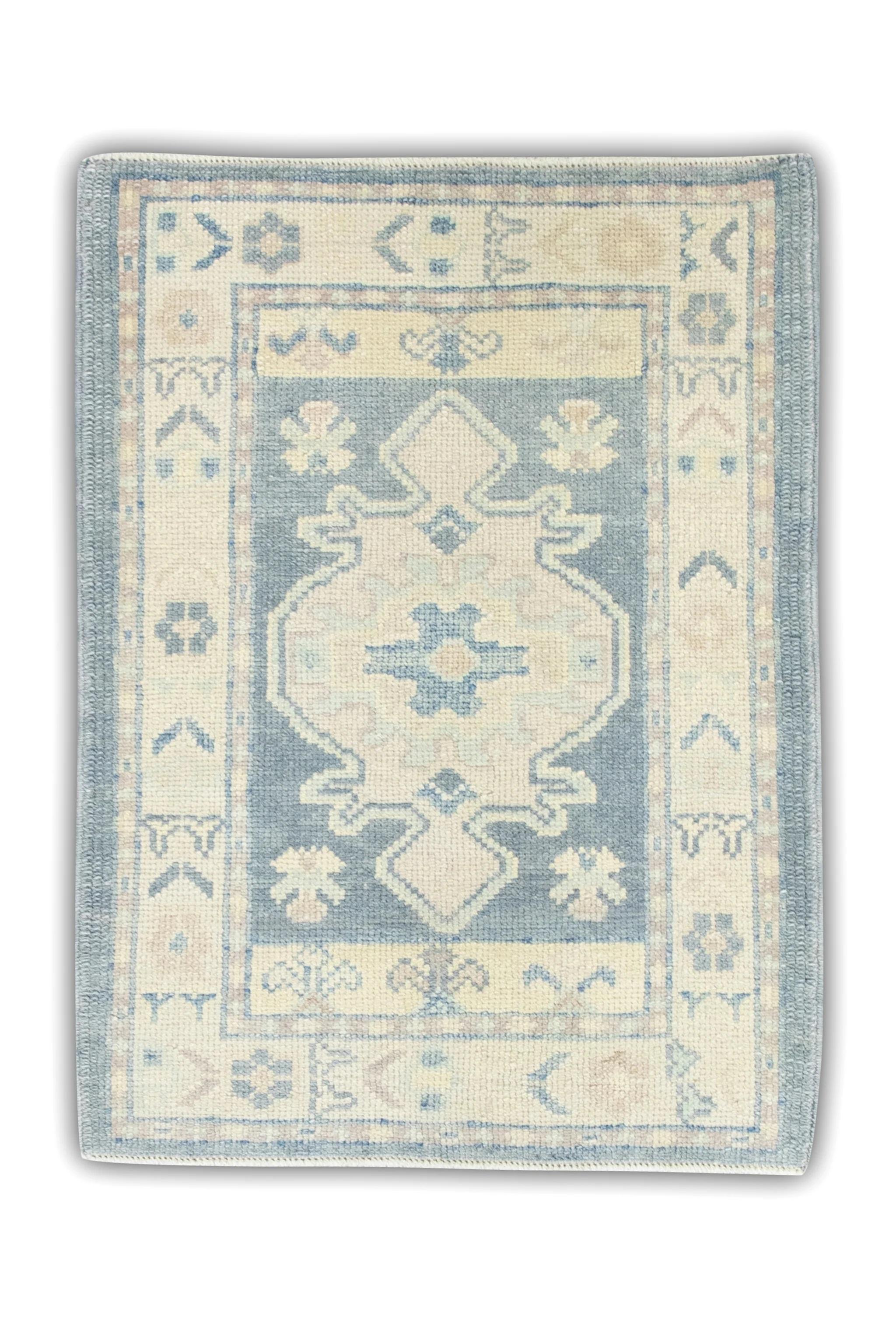 Blauer und rosa geometrischer handgewebter türkischer Oushak-Teppich aus Wolle 2'3