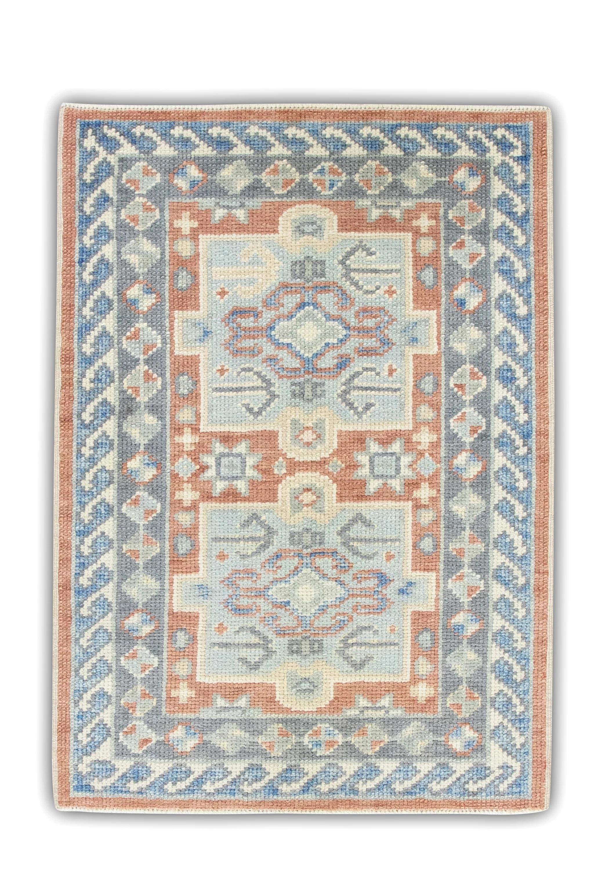 Handgewebter türkischer Oushak-Teppich aus Wolle mit geometrischem Muster in Blau und Rot 2'4