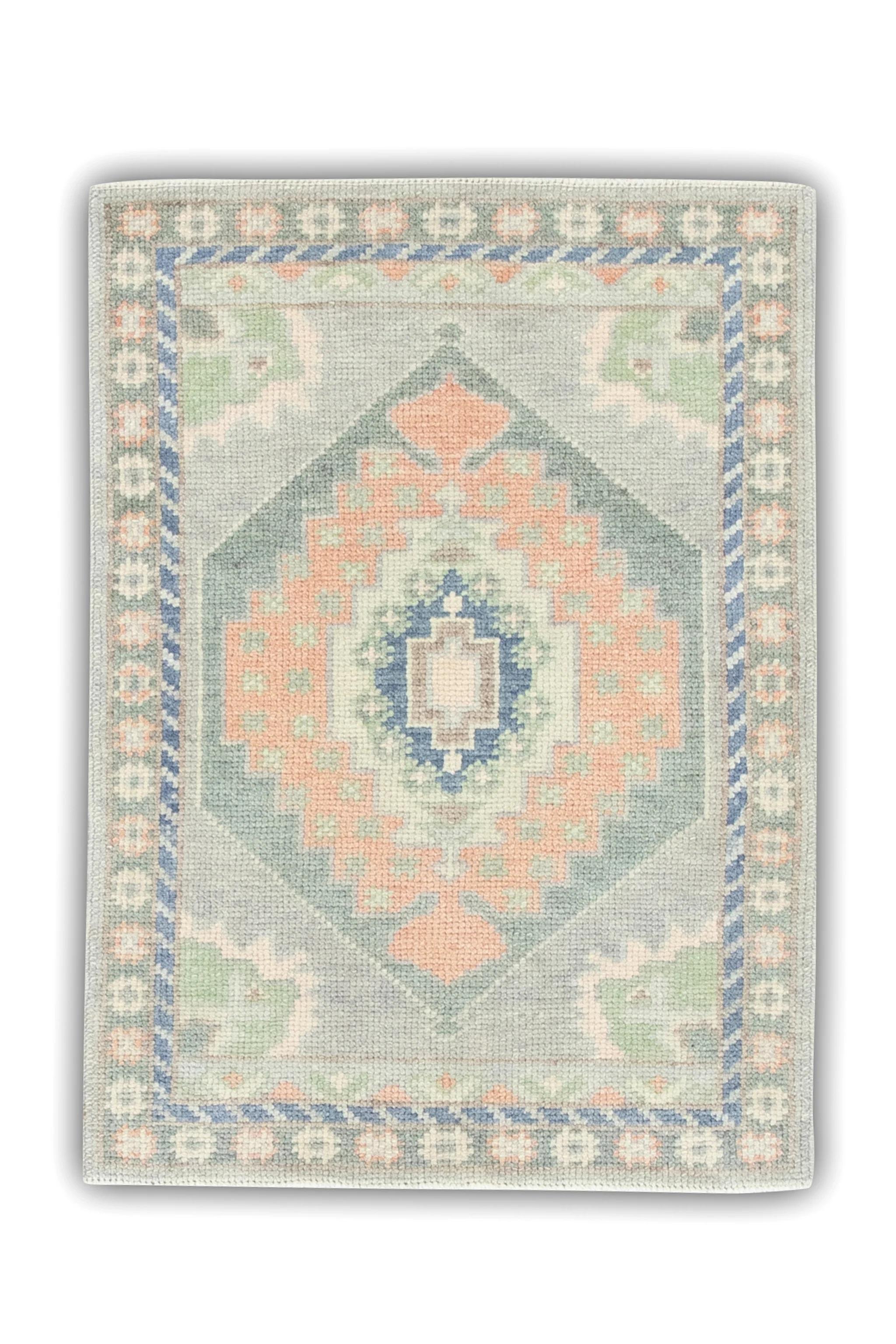 Türkischer Oushak-Teppich aus Wolle mit grünem und lachsfarbenem Medaillon-Design, 2'2