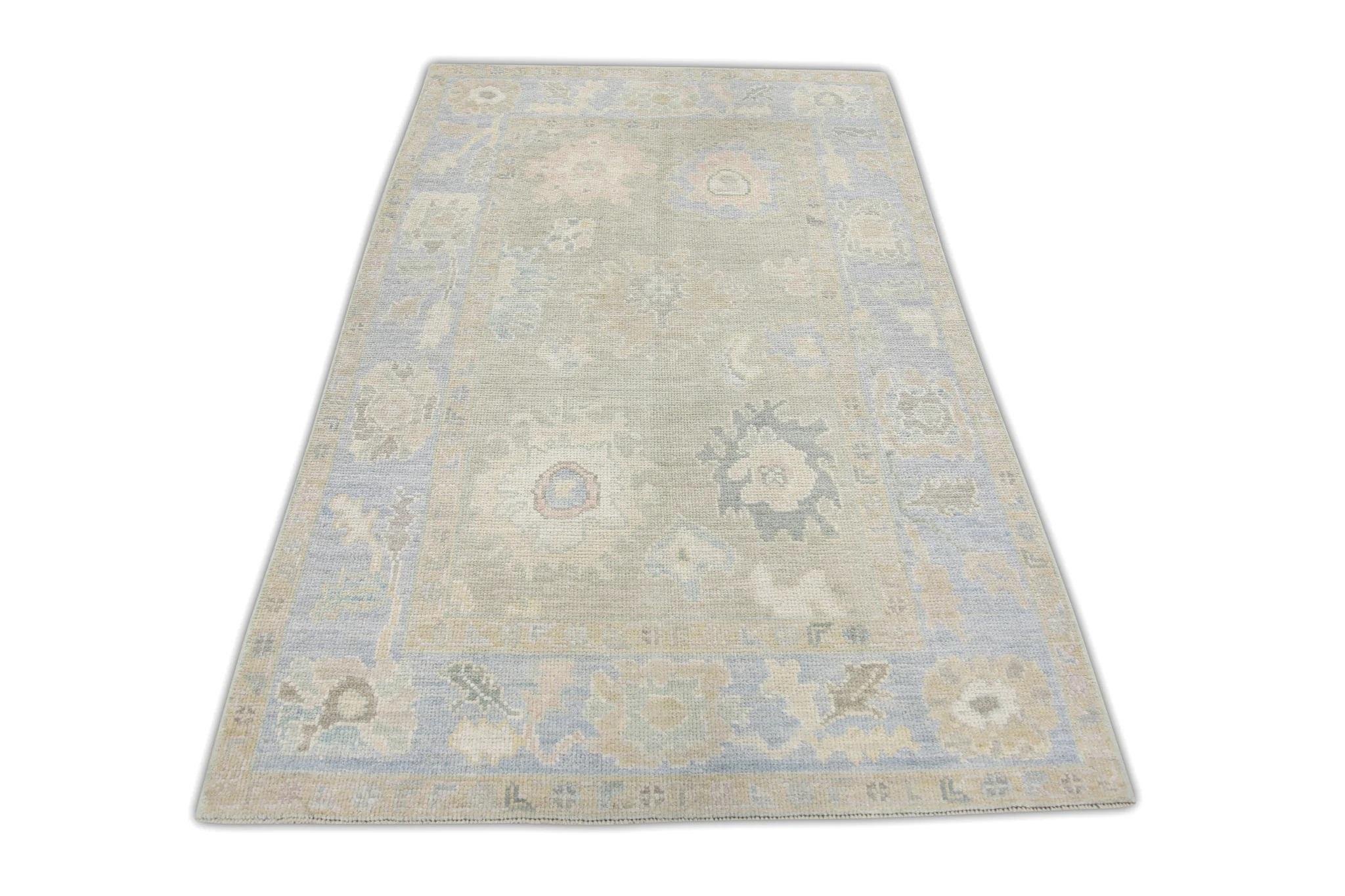 Tappeto Oushak turco in lana intrecciata a mano con motivi floreali blu e marrone. In condizioni Nuovo in vendita a Houston, TX