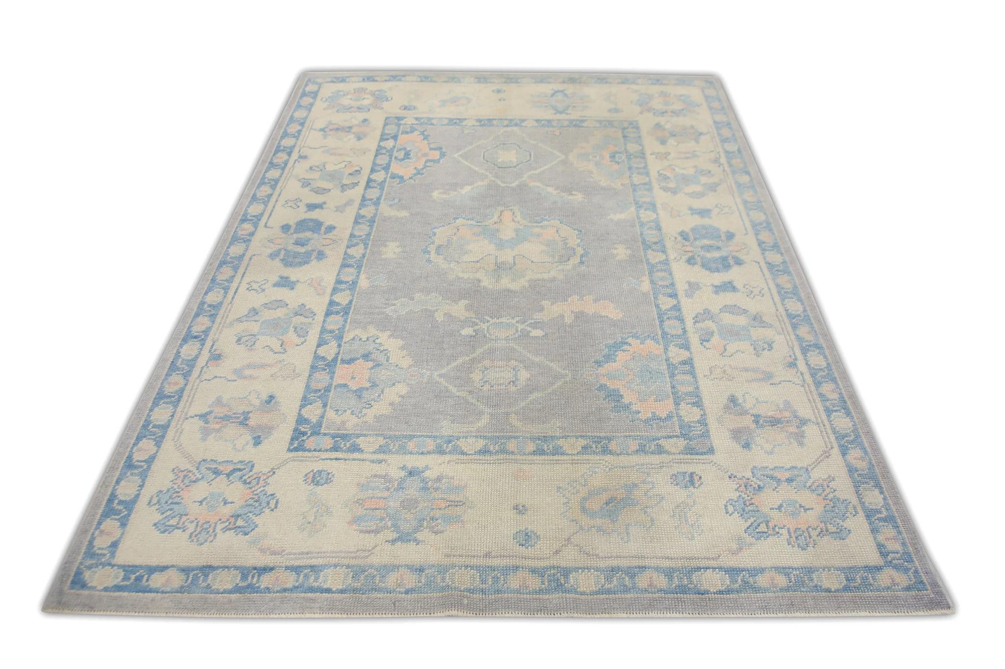 Türkischer Oushak-Teppich aus handgewebter Wolle in Violett und Blau mit Blumenmuster 5'3