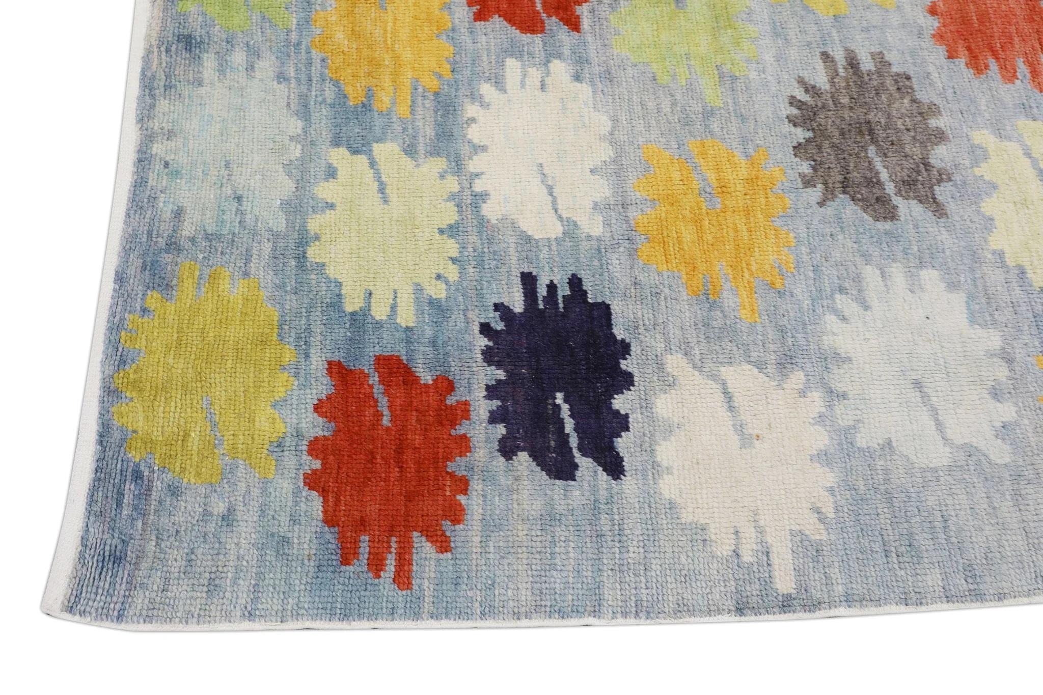 Blauer handgewebter türkischer Oushak-Teppich aus Wolle mit buntem Blumenmuster 8'2