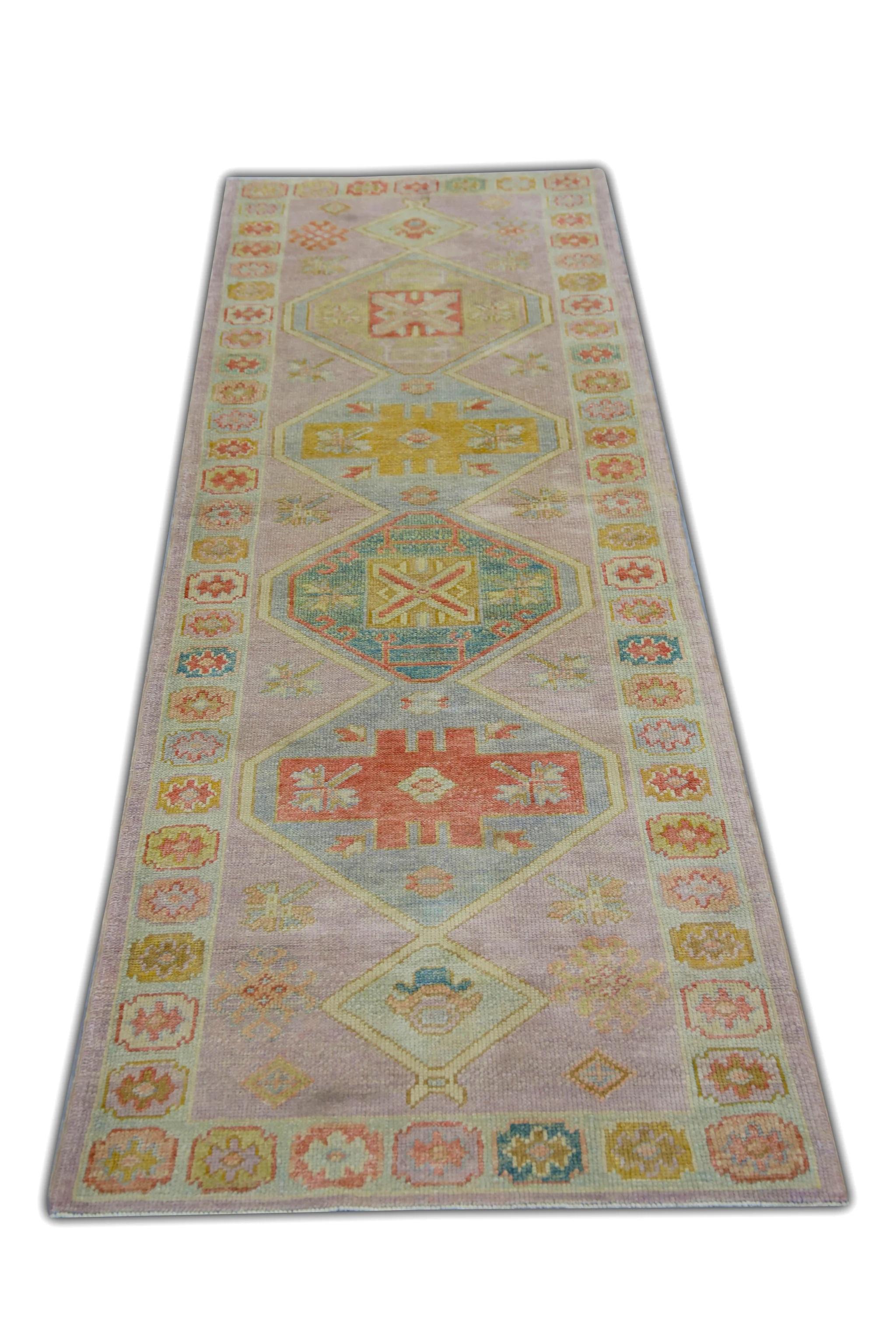 Handgewebter türkischer Oushak-Teppich aus Wolle in Weichrosa mit geometrischem Medaillon 3'1