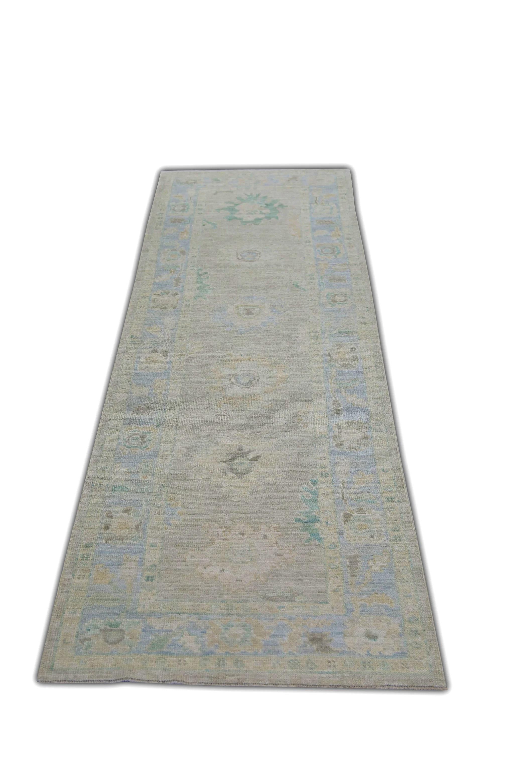 XXI secolo e contemporaneo Tappeto Oushak turco in lana intrecciata a mano con design floreale colorato 2'11