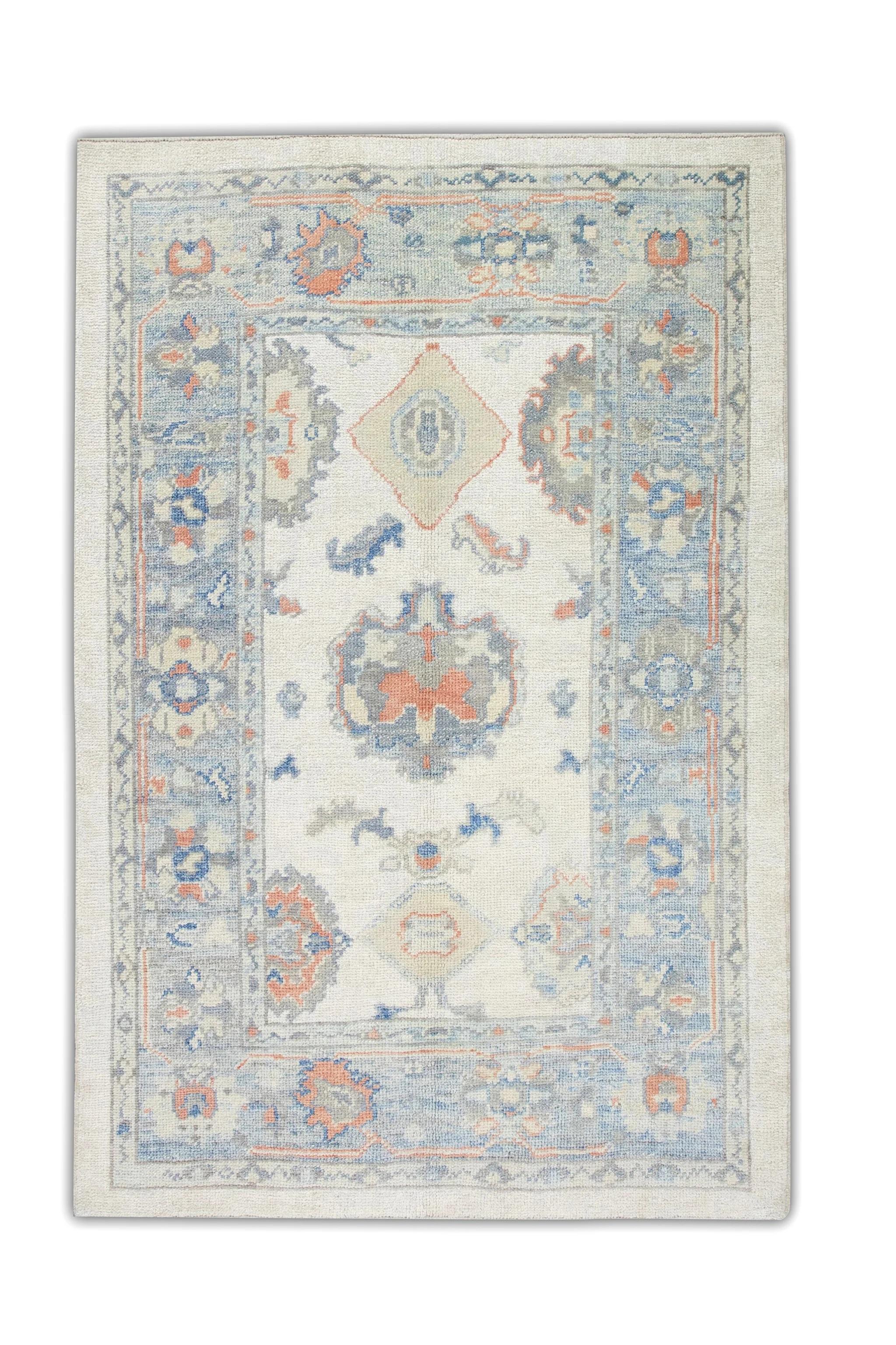 Türkischer Oushak-Teppich aus handgewebter Wolle in Pastellblau mit Blumenmuster, 4'2