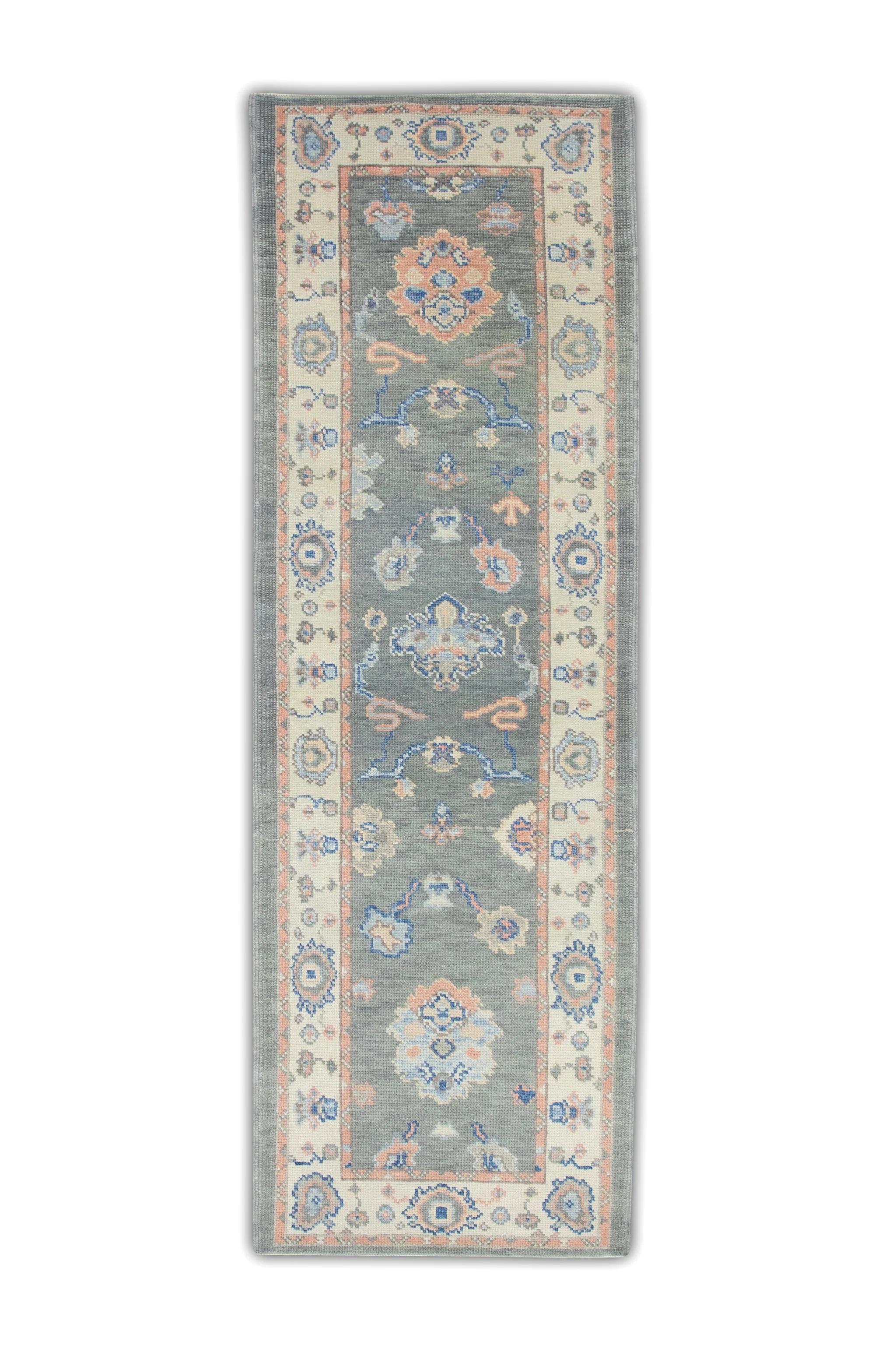 XXIe siècle et contemporain Tapis turc Oushak en laine grise tissée à la main à motifs floraux roses et bleus 2'7