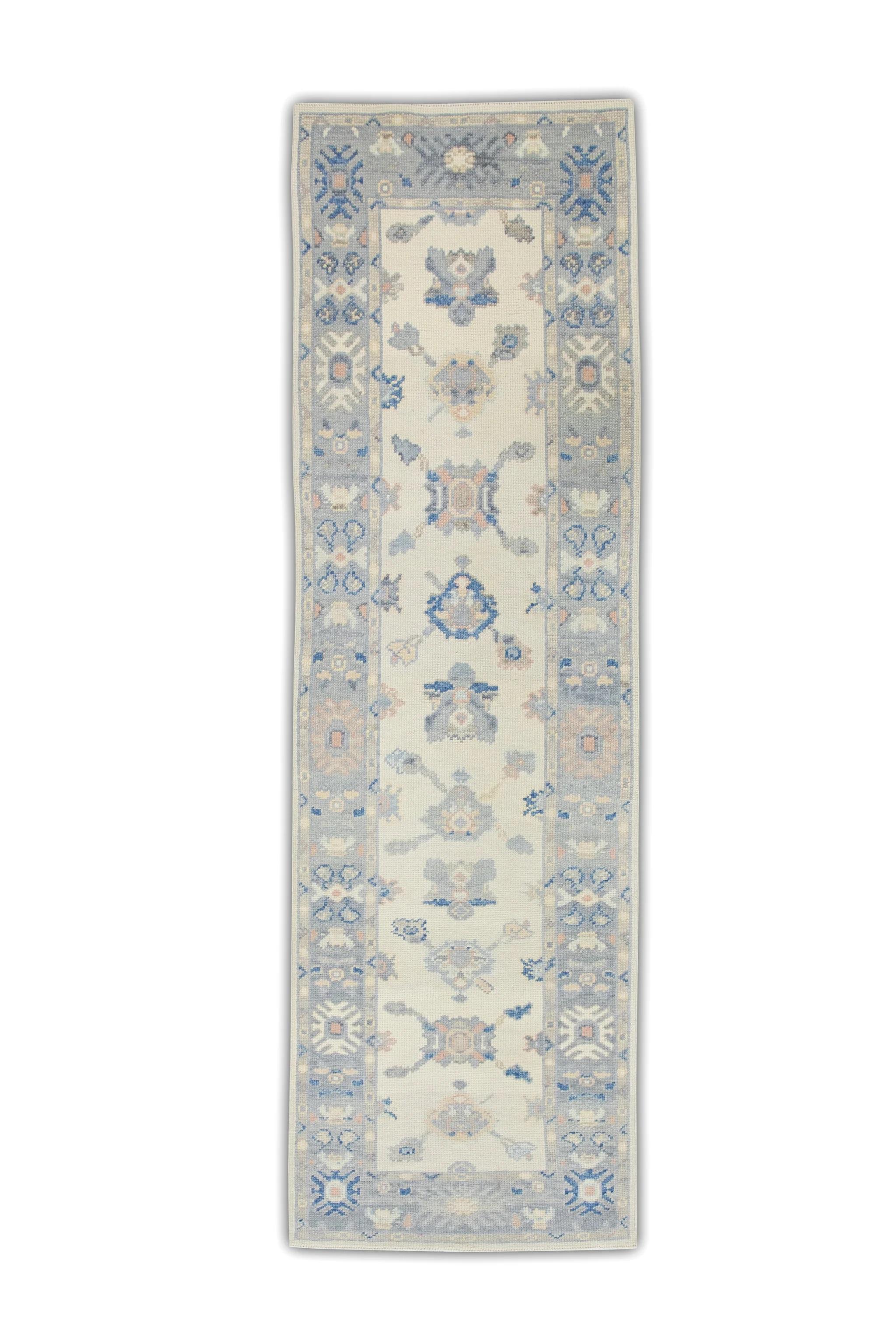 Türkischer Oushak-Teppich aus handgewebter Wolle in Creme mit blauem Blumenmuster 2'6