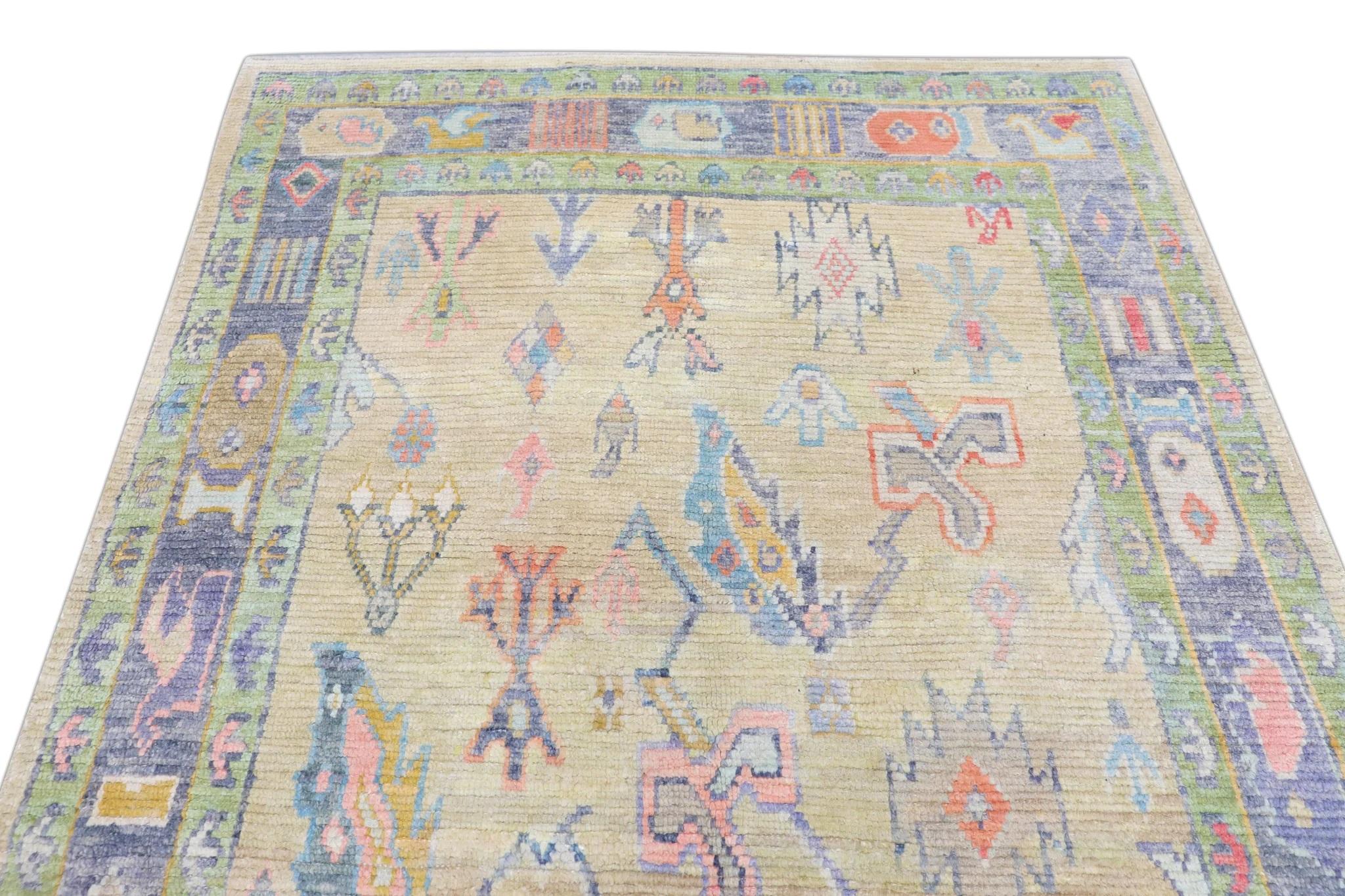 Lana Tappeto Oushak turco in lana giallo pallido tessuto a mano con motivi floreali colorati 5'7x 7' in vendita