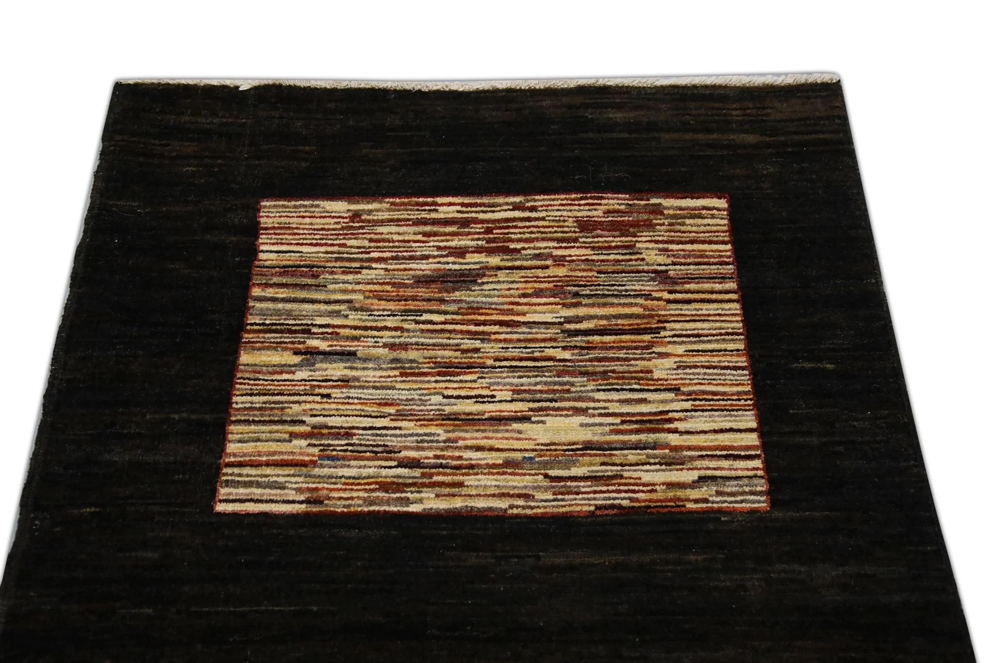 Alfombra Oushak Turca de Lana Tejida a Mano Marrón Oscuro con Diseño de Rayas de Colores 3'3 x 4'9 en venta 1