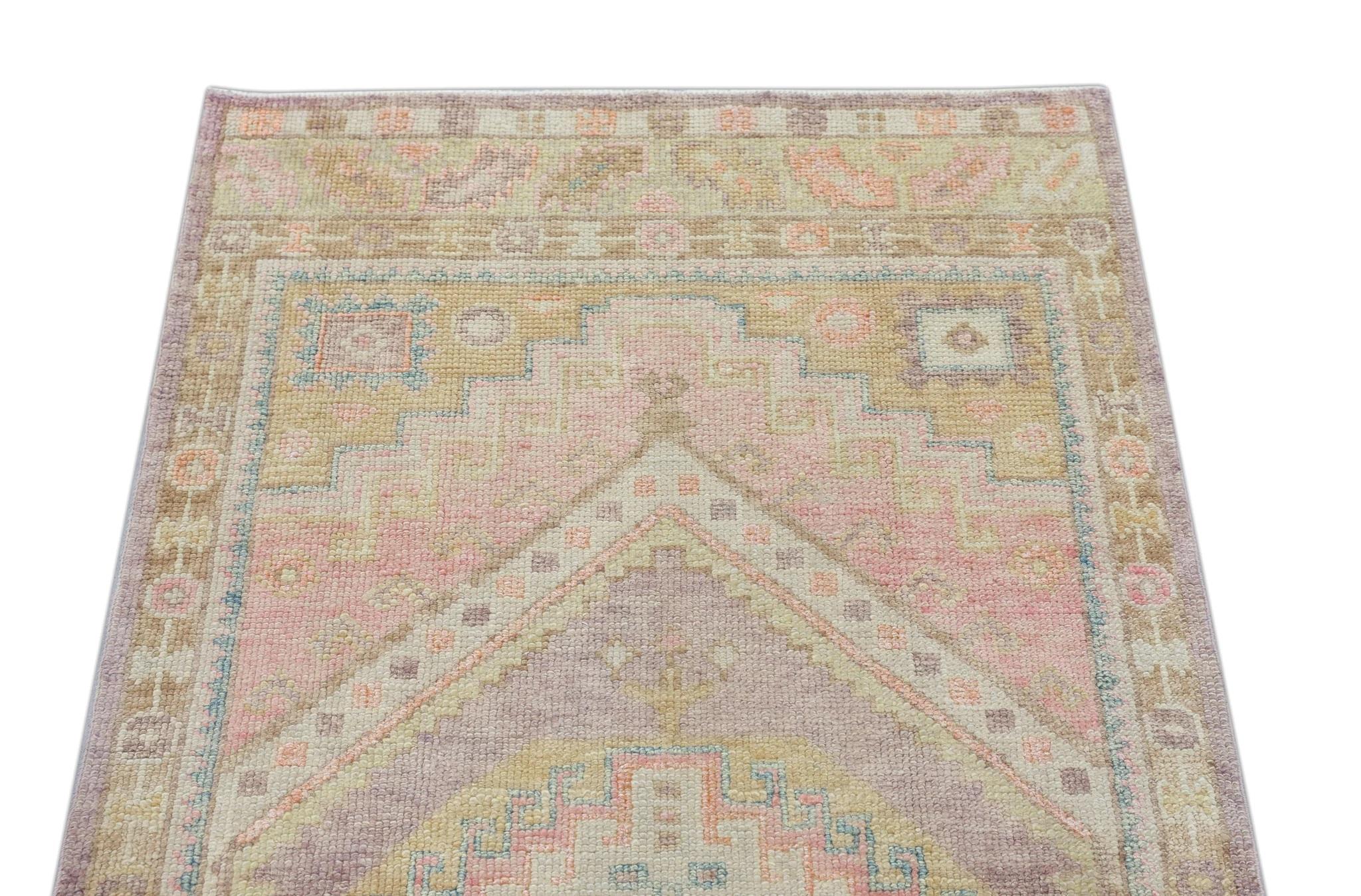 Mehrfarbiger handgewebter türkischer Oushak-Teppich aus Wolle mit Medaillon-Design 3' x 10'5