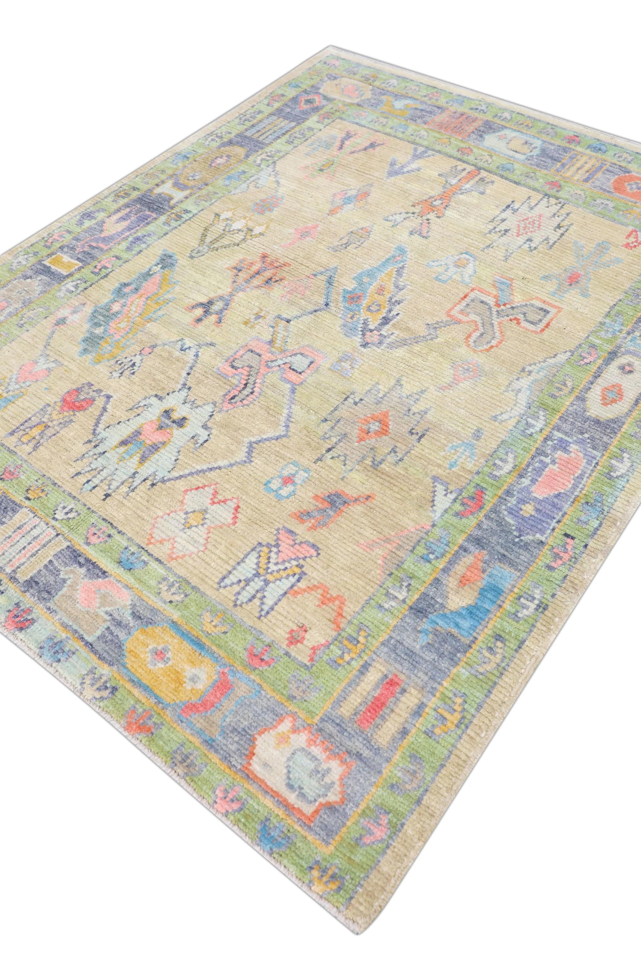 Tappeto Oushak turco in lana giallo pallido tessuto a mano con motivi floreali colorati 5'7x 7' in vendita 1