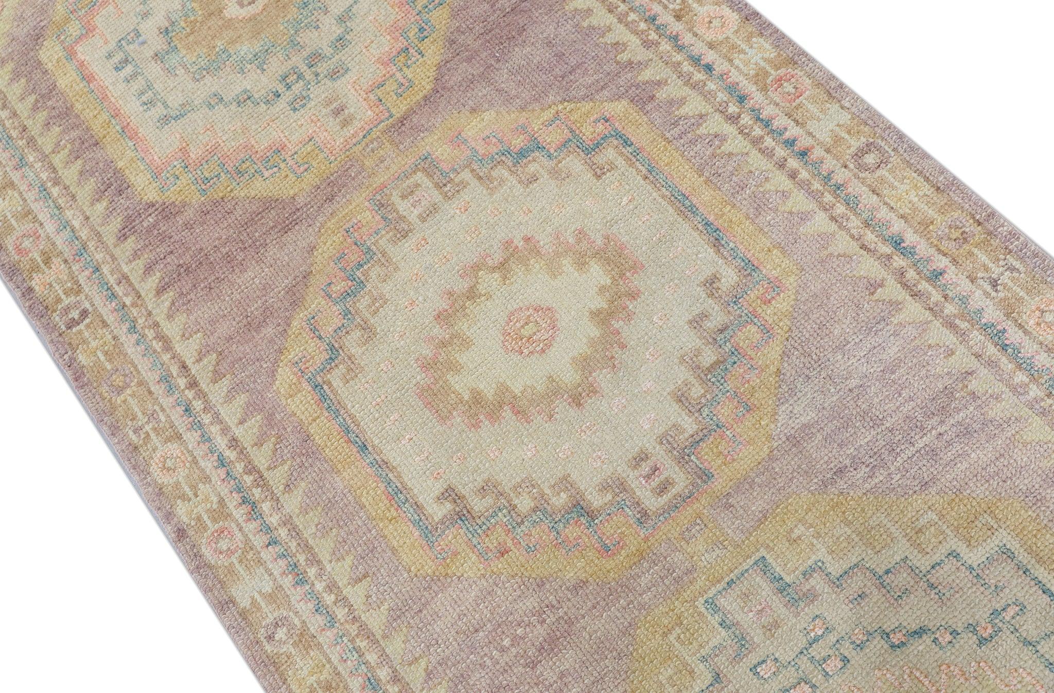 Mehrfarbiger handgewebter türkischer Oushak-Teppich aus Wolle mit Medaillon-Design 3' x 10'5