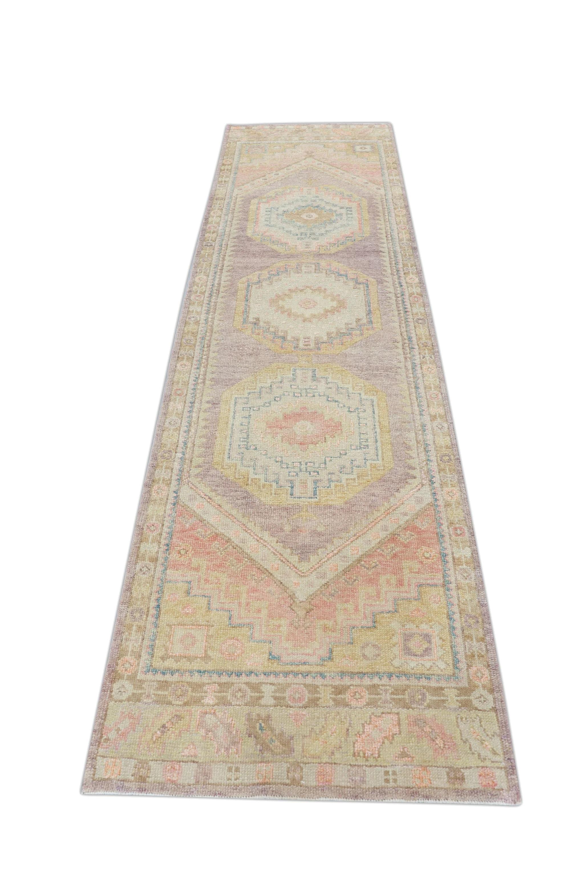 Mehrfarbiger handgewebter türkischer Oushak-Teppich aus Wolle mit Medaillon-Design 3' x 10'5