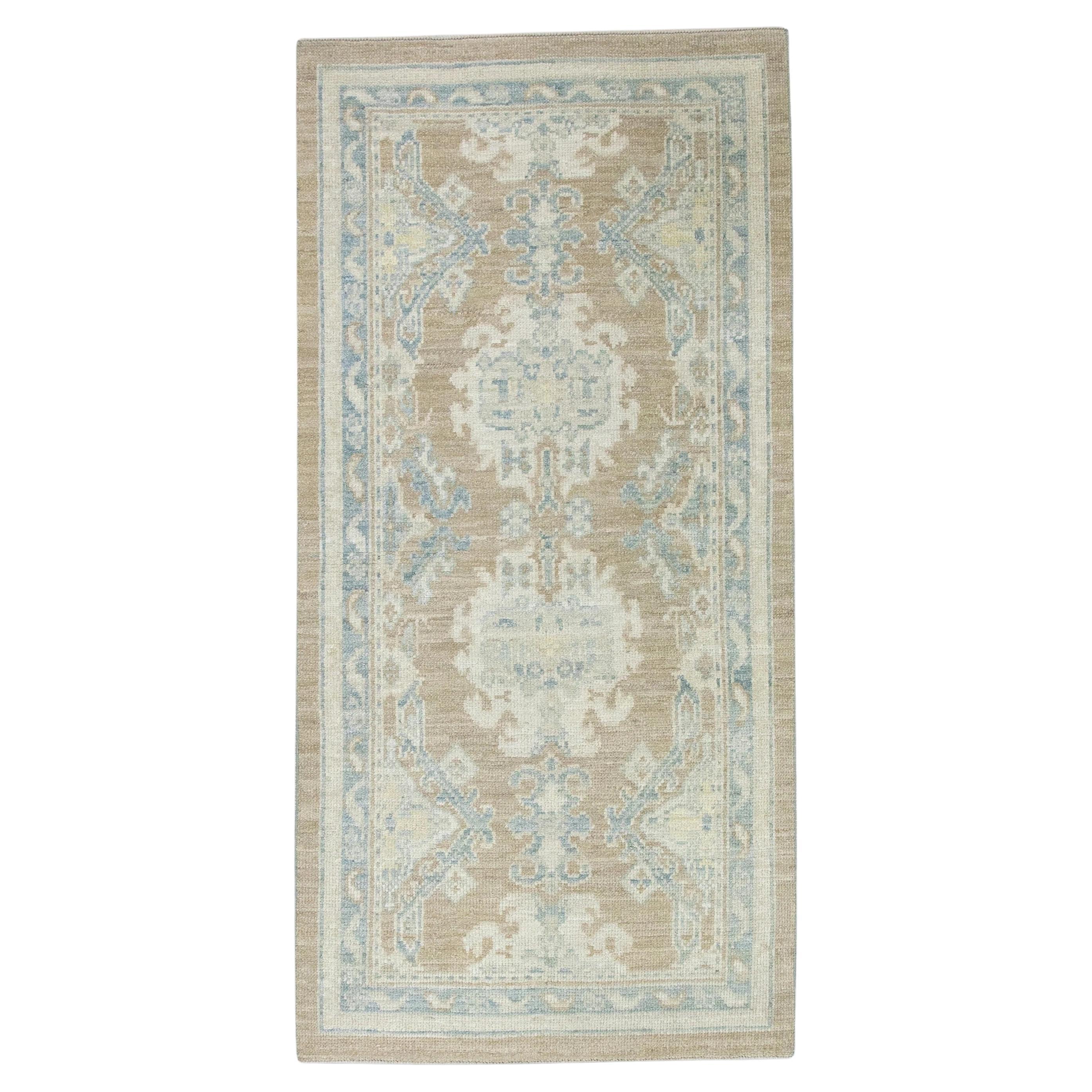 Türkischer Oushak-Teppich aus brauner handgewebter Wolle in blauem, geblümtem Design 2'10" x 5'8" im Angebot