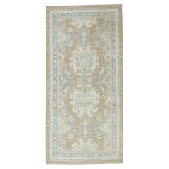 Türkischer Oushak-Teppich aus brauner handgewebter Wolle in blauem, geblümtem Design 2'10" x 5'8"