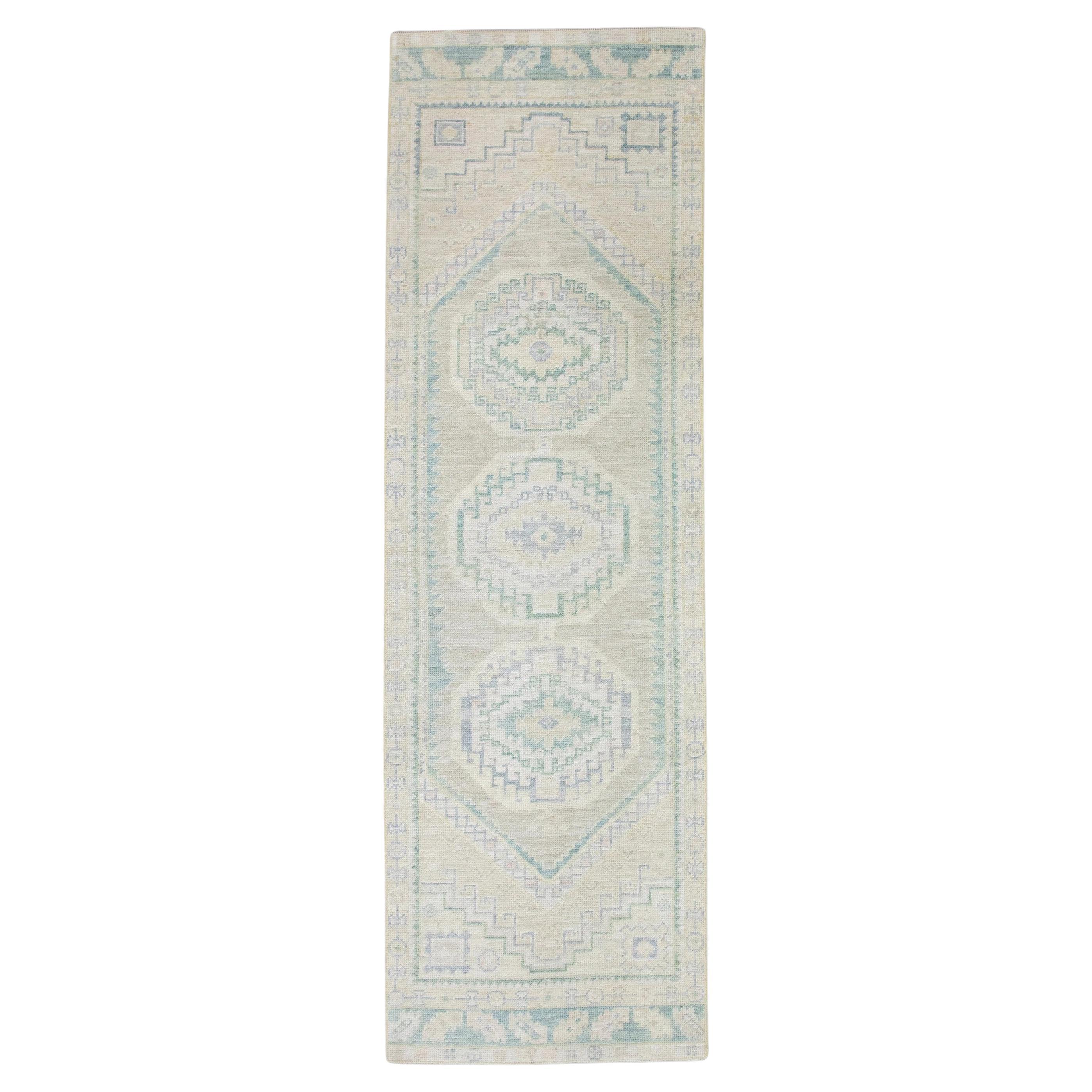 Handgewebter türkischer Oushak-Teppich aus Wolle in Blau und Grün mit Medaillon-Design 2'10" x 9'5" im Angebot