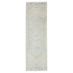 Handgewebter türkischer Oushak-Teppich aus Wolle in Blau und Grün mit Medaillon-Design 2'10" x 9'5"