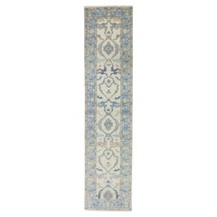 Blauer mehrfarbiger handgewebter türkischer Oushak-Teppich aus Wolle mit Blumenmuster 2'4" x 9'10"