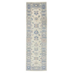 Türkischer Oushak-Teppich aus handgewebter Wolle in Creme mit blauem Blumenmuster 2'6" x 8'4"