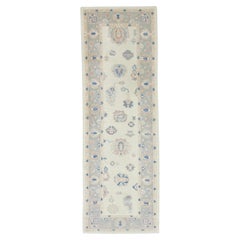 Türkischer Oushak-Teppich aus handgewebter Wolle in Creme & Blau mit Blumenmuster 3' x 8'11"