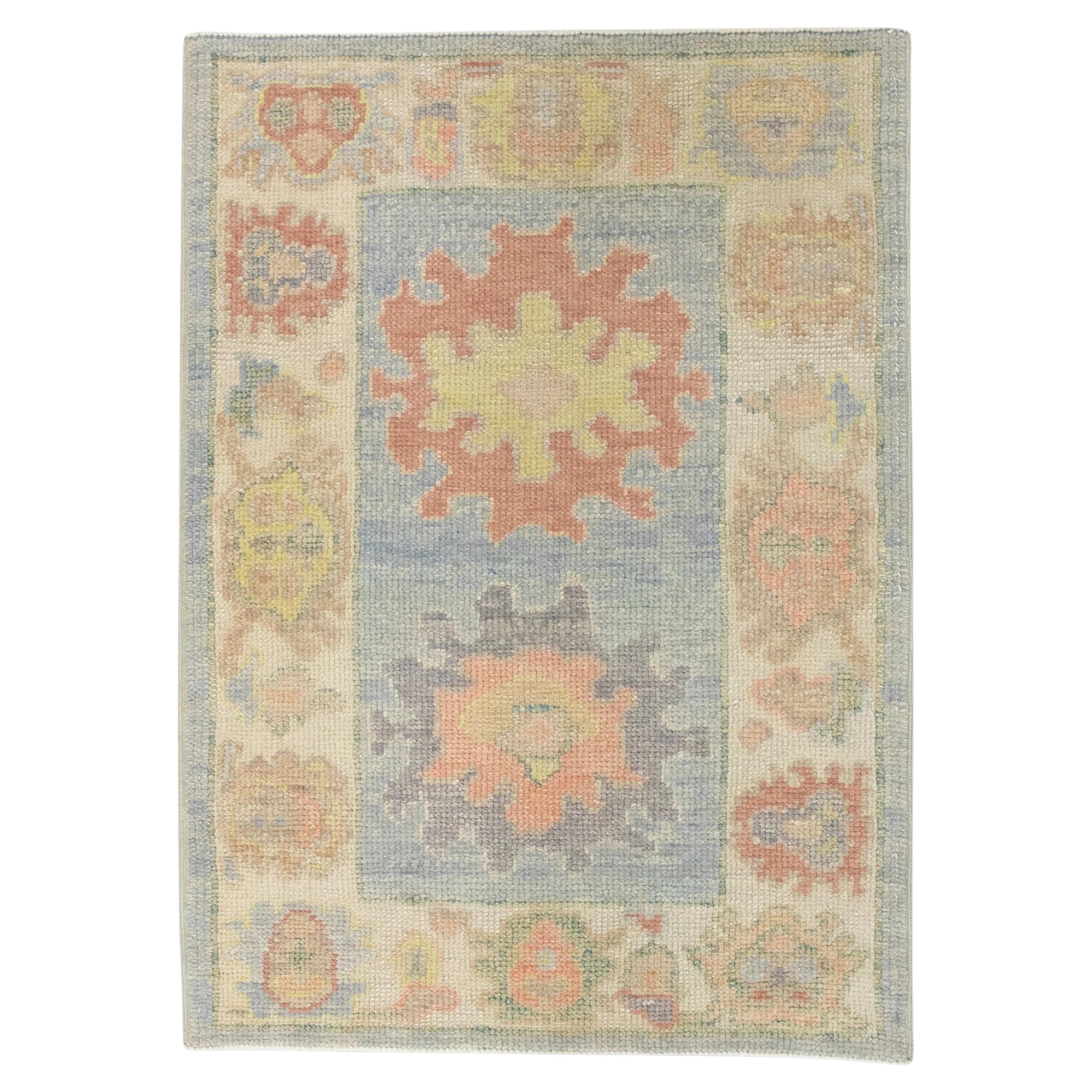 Tapis turc Oushak en laine tissé à la main à motifs floraux multicolores bleu 2'4 po. x 3'2 po.