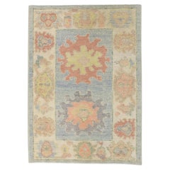 Blauer, mehrfarbiger, handgewebter Oushak-Teppich aus Wolle mit Blumenmuster 2'4" x 3'2"