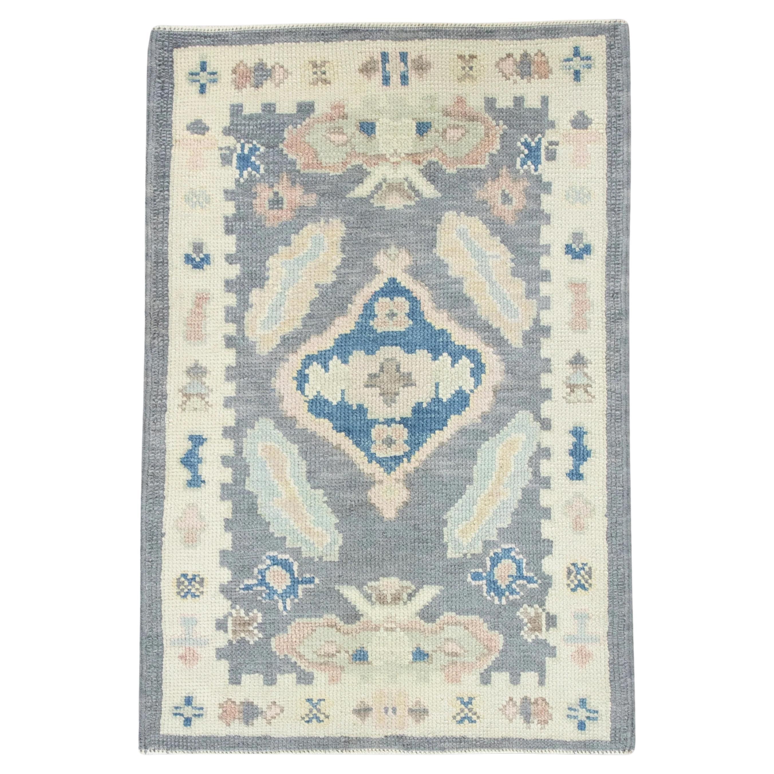 Geometrischer handgewebter türkischer Oushak-Teppich aus Wolle in Grau und Rosa 2'2" x 3'2" im Angebot