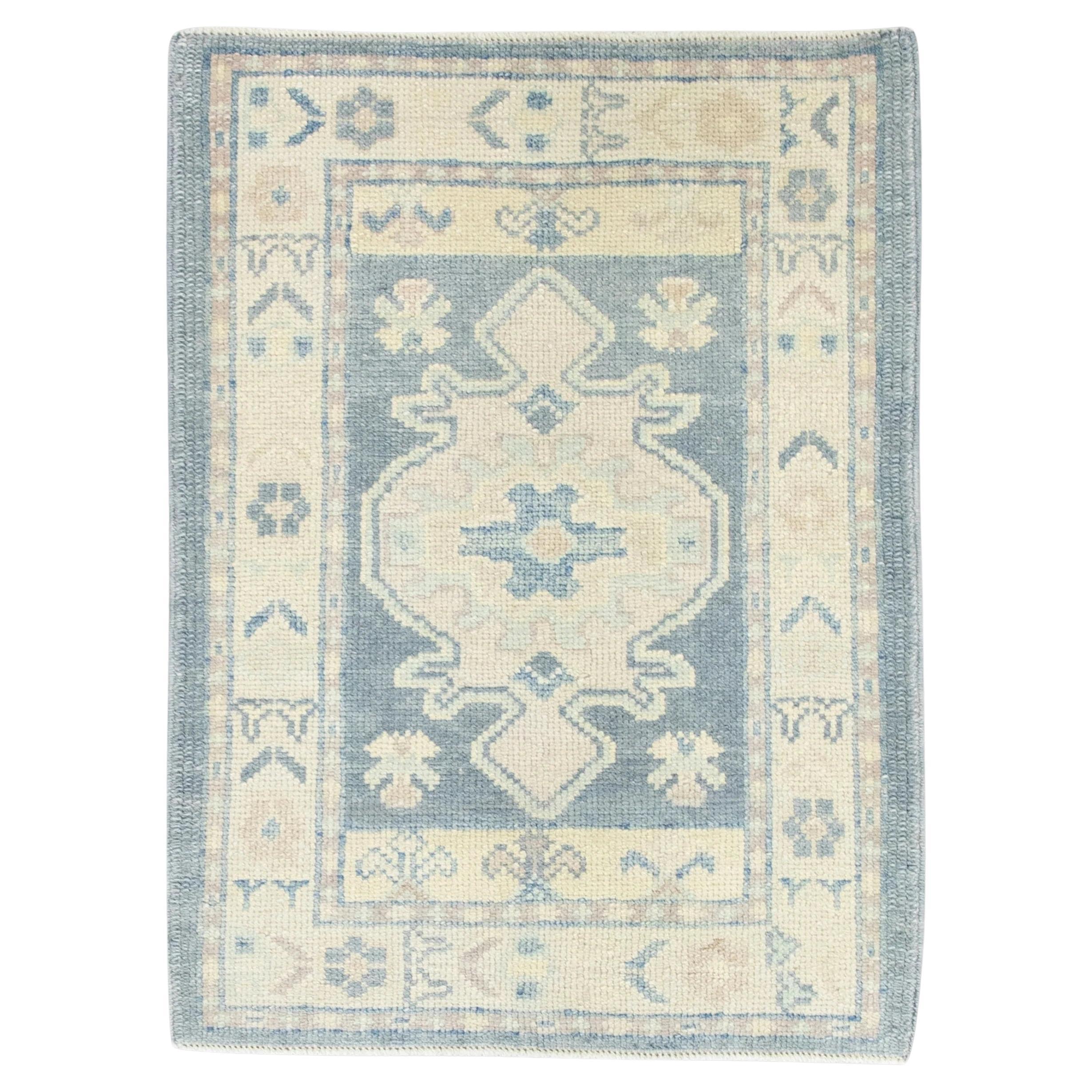 Blauer und rosa geometrischer handgewebter türkischer Oushak-Teppich aus Wolle 2'3" x 3' im Angebot