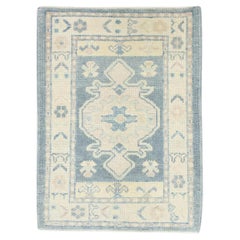 Blauer und rosa geometrischer handgewebter türkischer Oushak-Teppich aus Wolle 2'3" x 3'