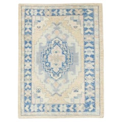 Tapis turc Oushak en laine à motifs géométriques bleus et jaunes tissé à la main 2'3" x 2'11".