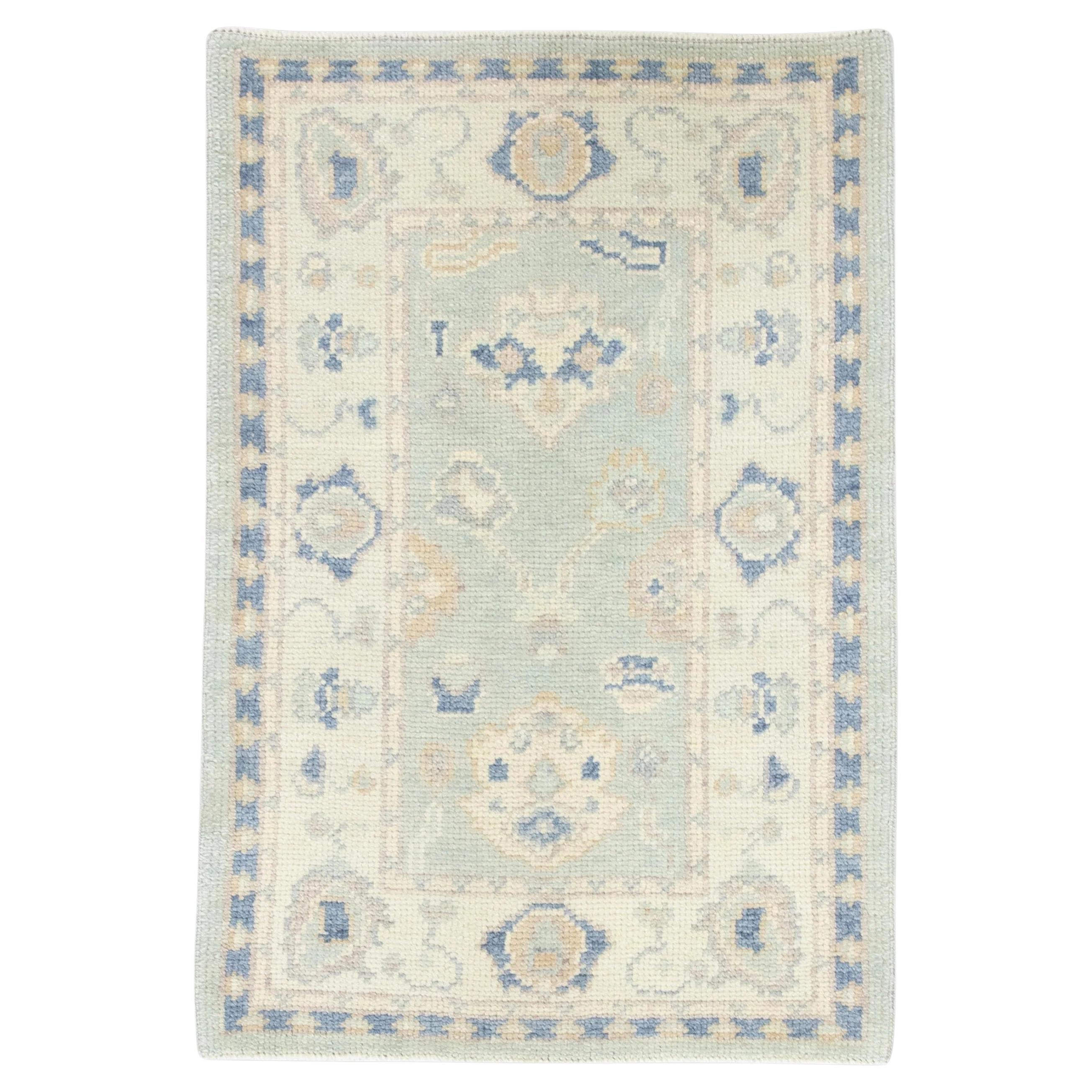 Blauer, mehrfarbiger, handgewebter Oushak-Teppich aus Wolle mit Blumenmuster 2'2" x 3'2"