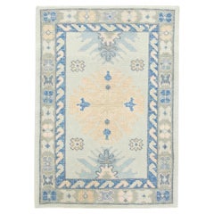 Handgewebter türkischer Oushak-Teppich aus Wolle in Blau und Apricot mit geometrischem Design 2'3" x 3'1"
