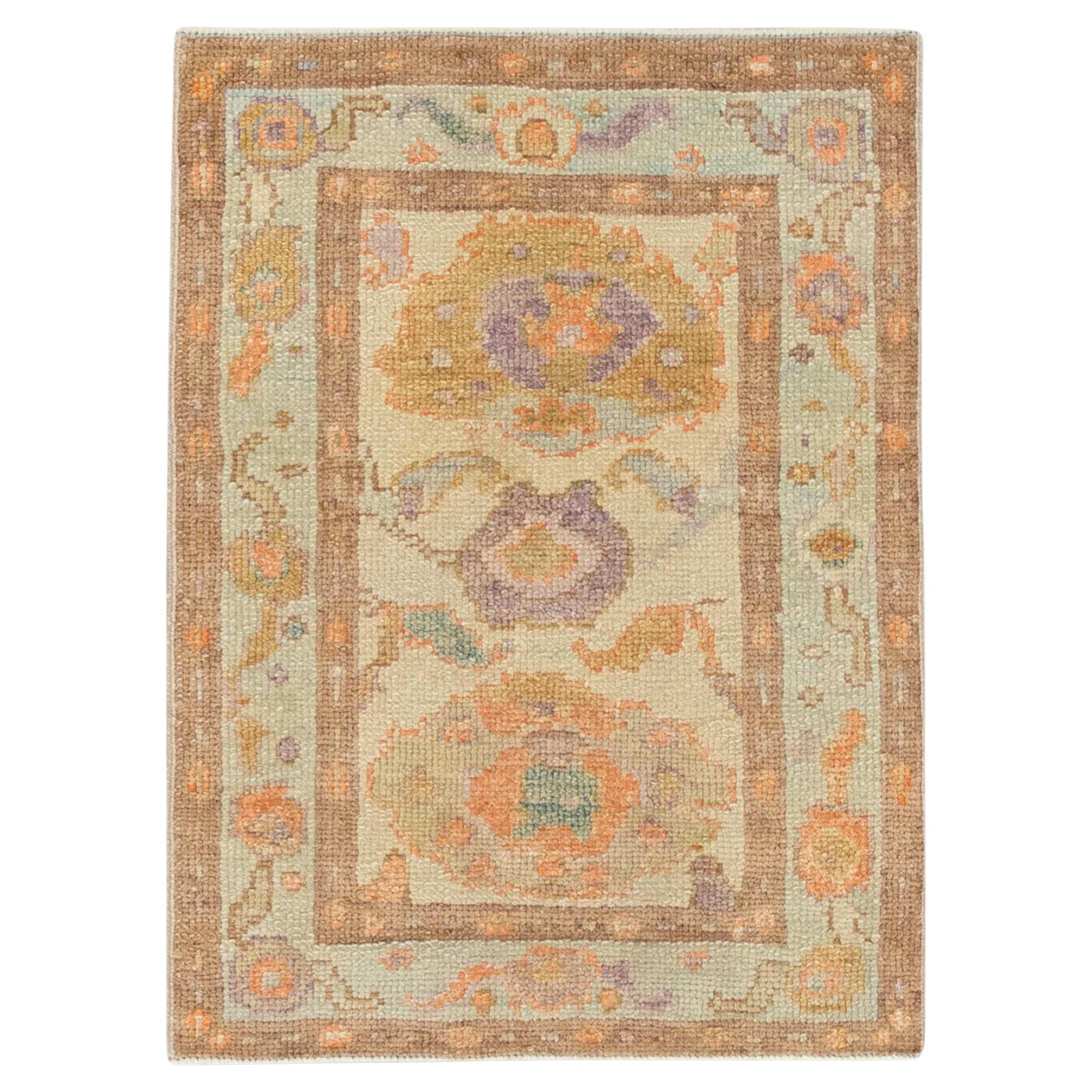 Türkischer Oushak-Teppich aus handgewebter Wolle mit mehrfarbigem Blumenmuster, 2' x 2'9"