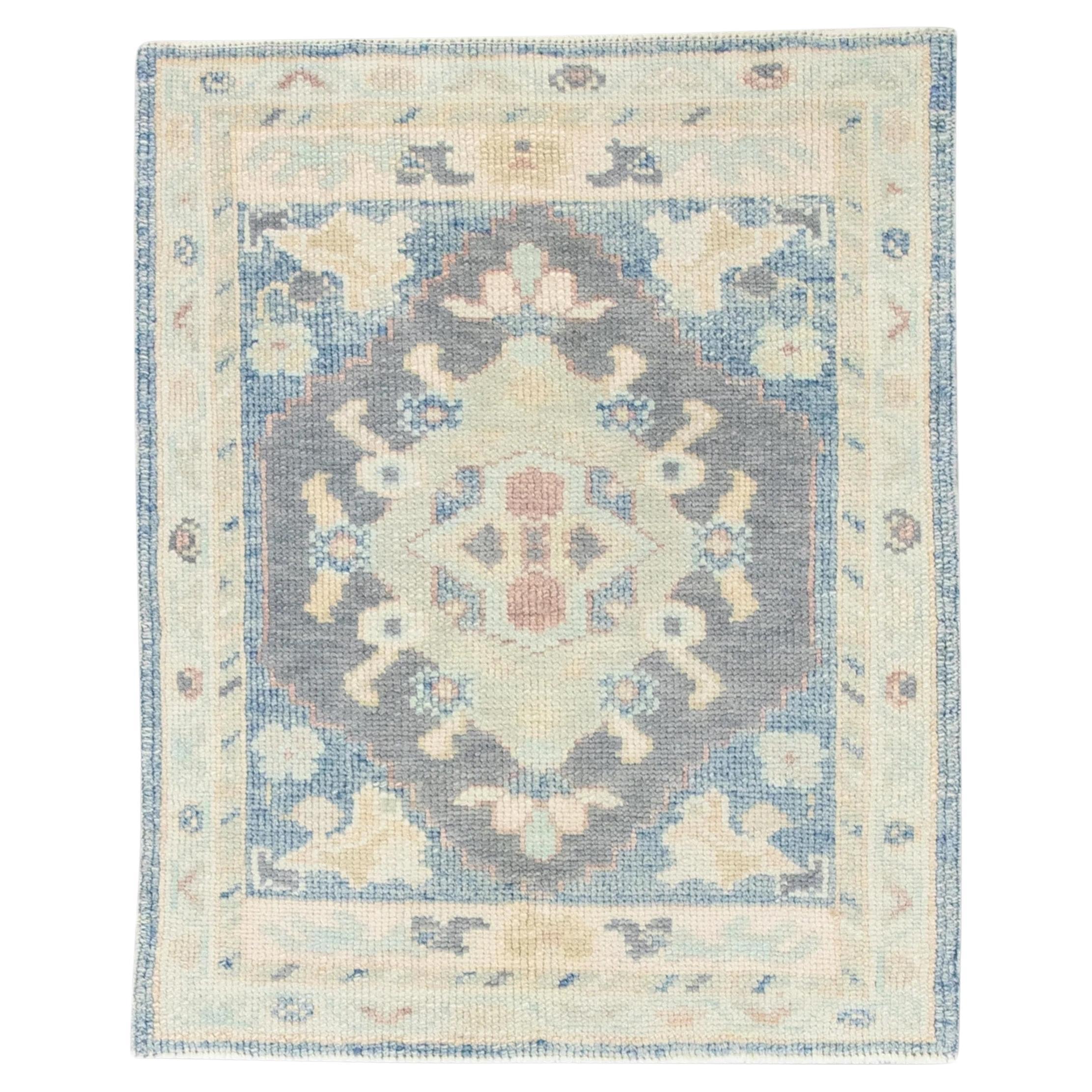 Türkischer Oushak-Teppich aus handgewebter Wolle in Grün und Blau mit Blumenmuster 2'4" x 2'11"