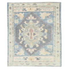 Tapis turc Oushak en laine tissé à la main à motifs floraux multicolores bleu 2'4 po. x 2'9 po.