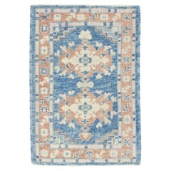 Tapis turc Oushak en laine tissé à la main à motifs floraux bleus et saumon - 2'4" x 3'3".