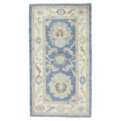 Türkischer Oushak-Teppich aus handgewebter Wolle in Blau und Rosa mit Blumenmuster 2'10" x 5'3"