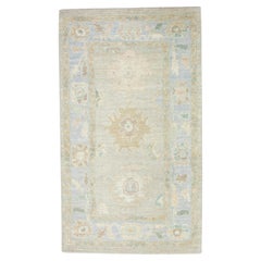 Handgewebter türkischer Oushak-Teppich aus Wolle in Blau und Taupe mit Blumenmuster 3'1" x 5'3"