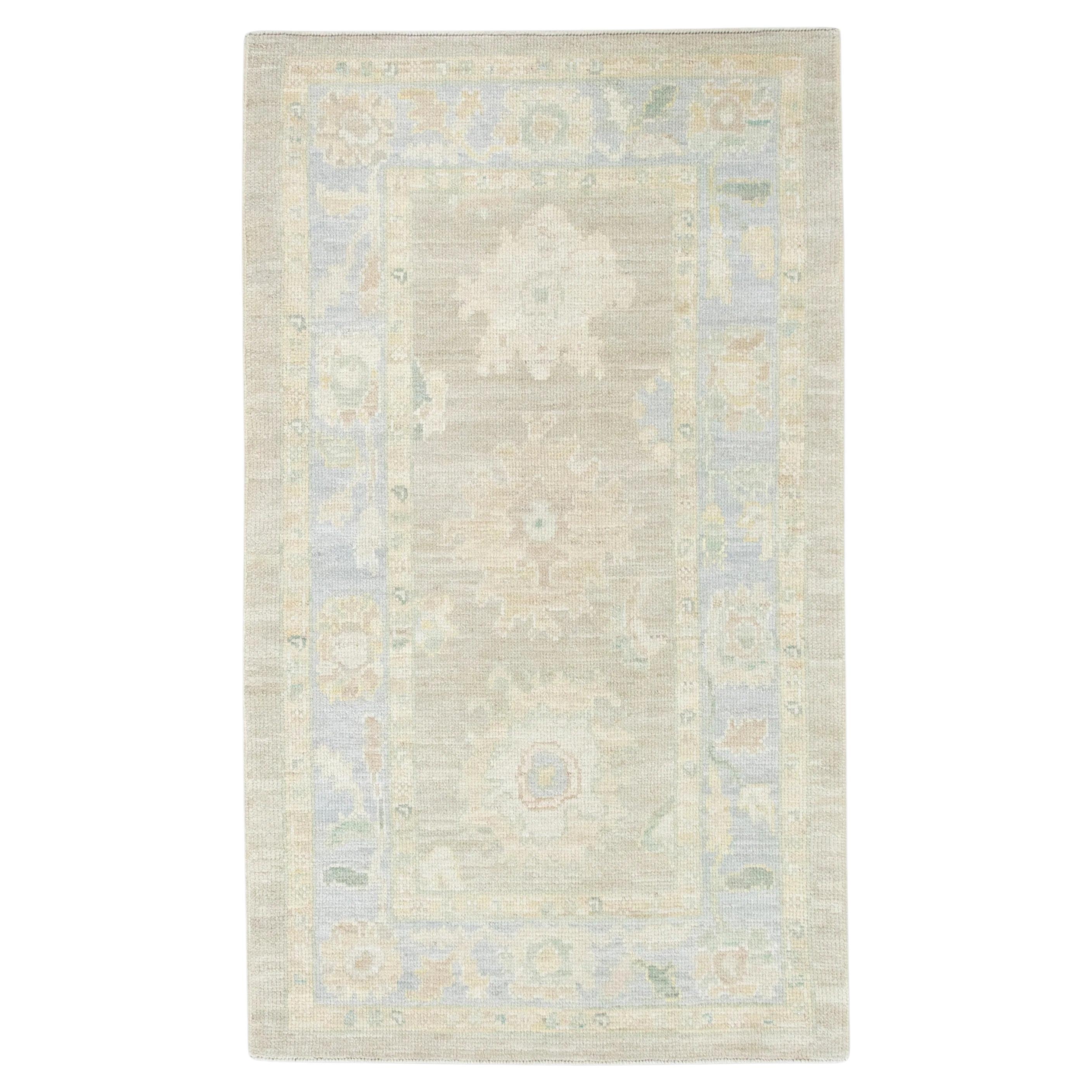 Handgewebter türkischer Oushak-Teppich aus Wolle in Braun und Blau mit Blumenmuster 3' x 5'2"